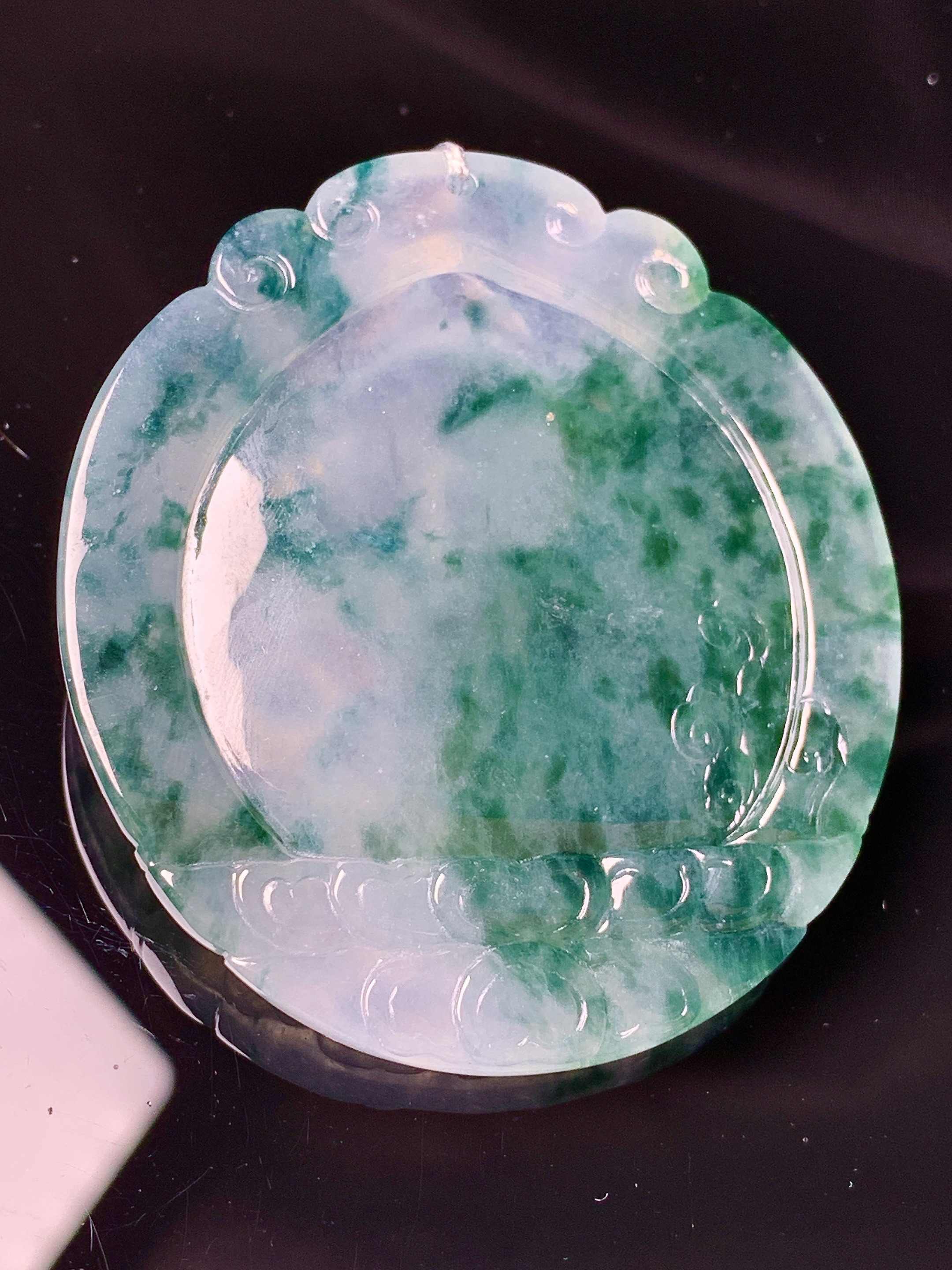 飘绿生肖虎吊坠 玉质细腻 色泽艳丽清新 水润亮眼 整体尺寸51*45.7*5.2 b2