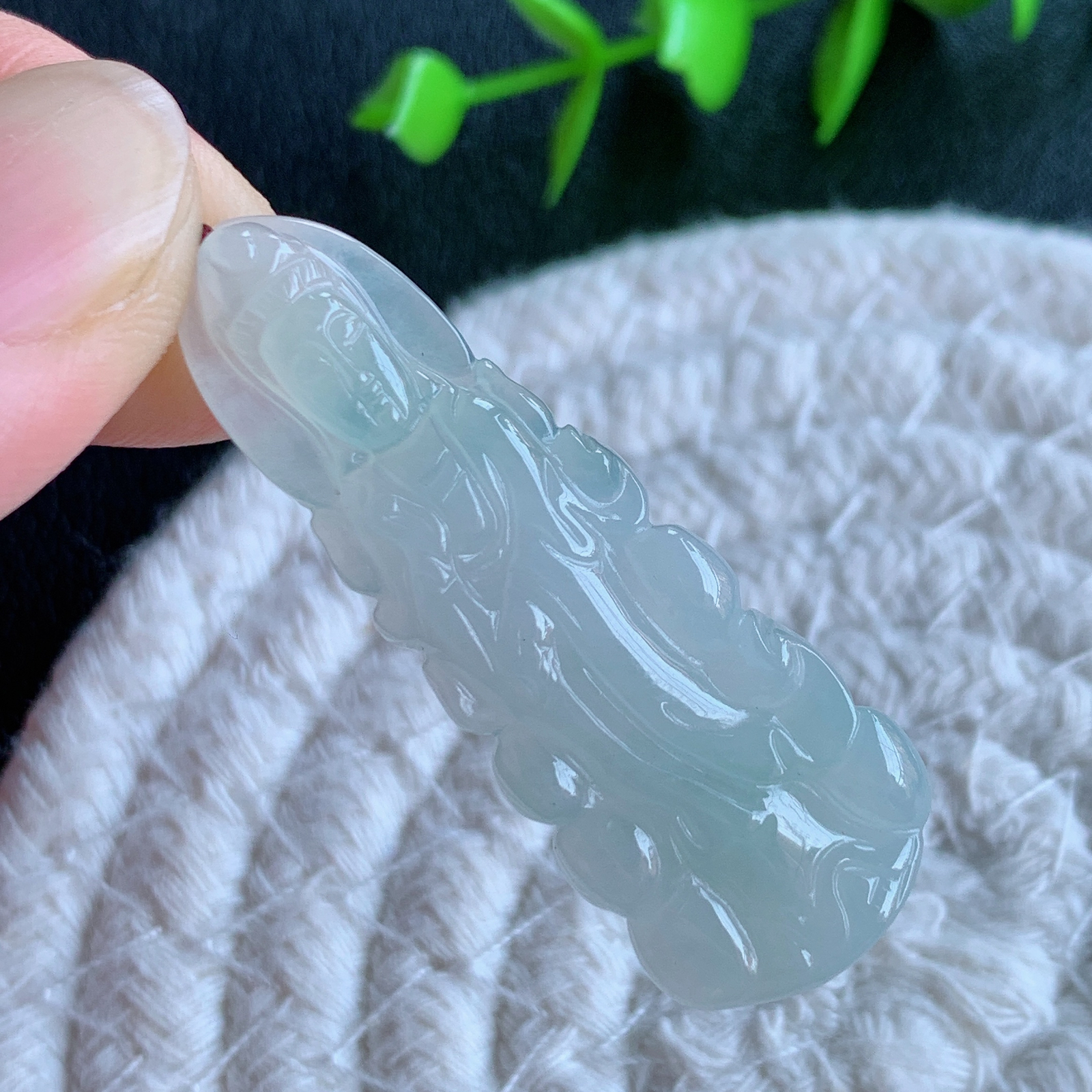 冰润精雕观音吊坠，法相端庄大气，工艺精湛，种色浓郁，细腻饱满冰润，种老水足，收藏佳品，佩戴大气  W