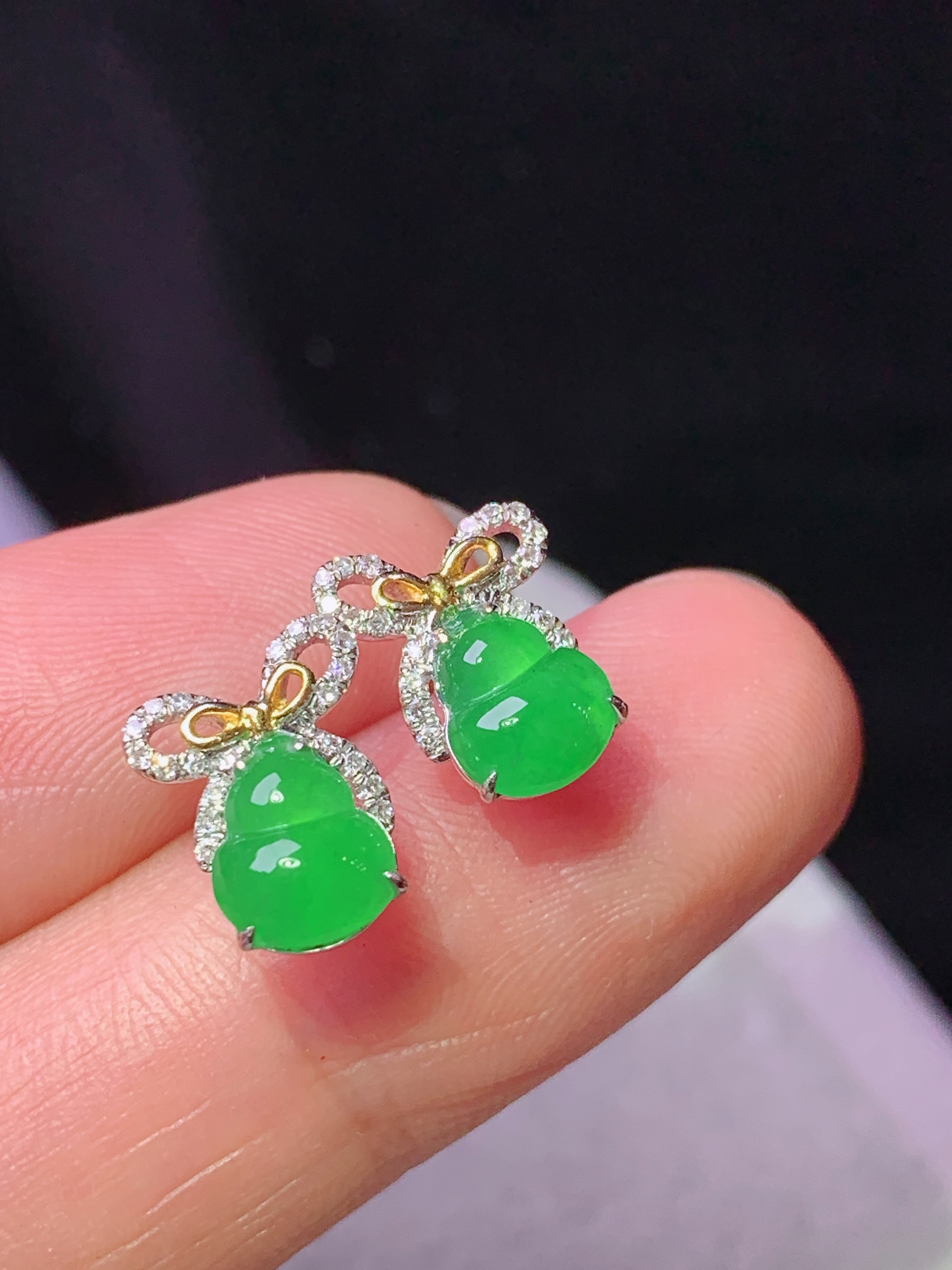 18k金钻镶嵌冰阳绿葫芦耳钉 玉质细腻 色泽艳丽清新 水润亮眼 整体尺寸10.2*8.2*3 yz