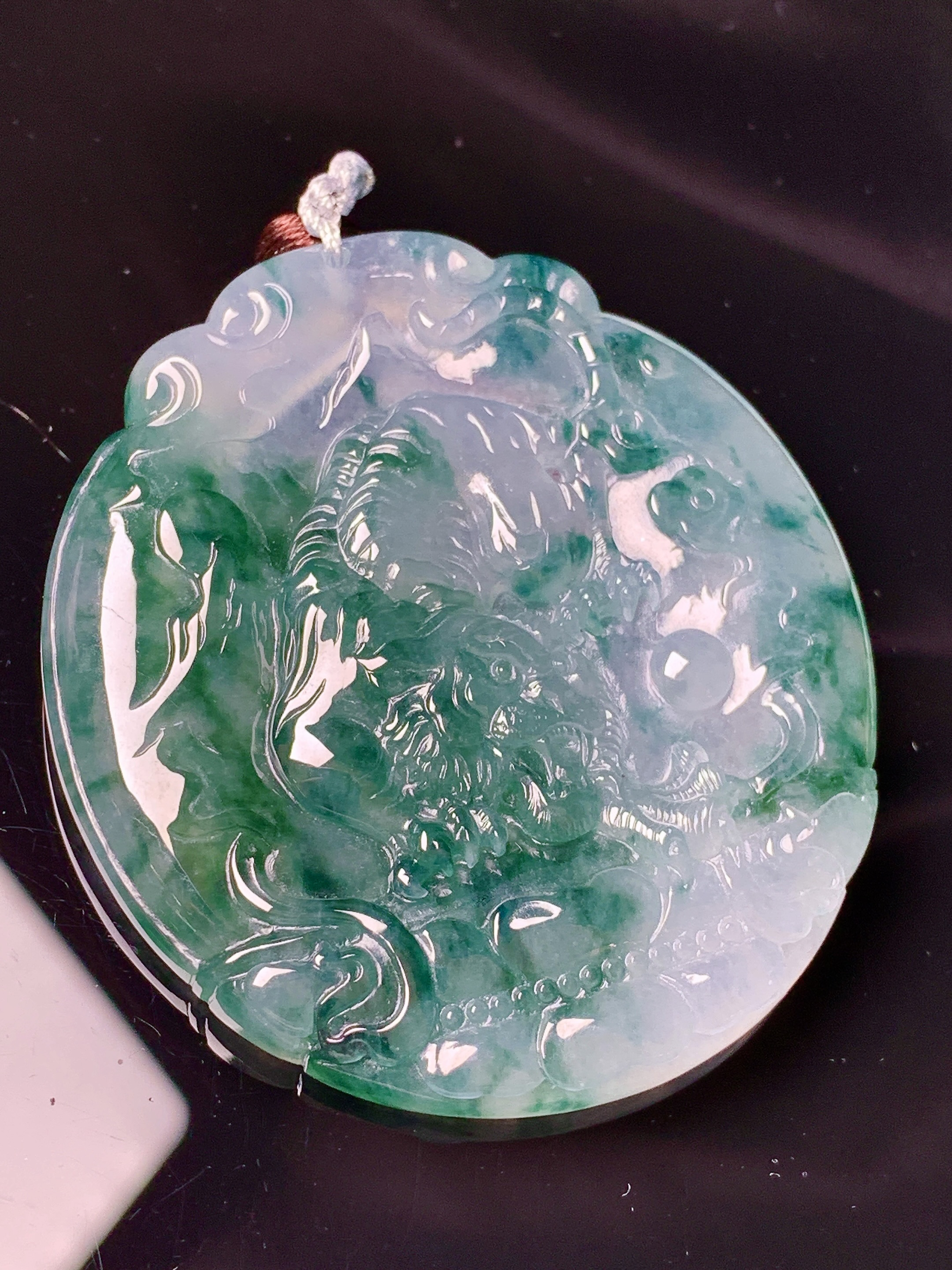 飘绿生肖虎吊坠 玉质细腻 色泽艳丽清新 水润亮眼 整体尺寸51*45.7*5.2 b2