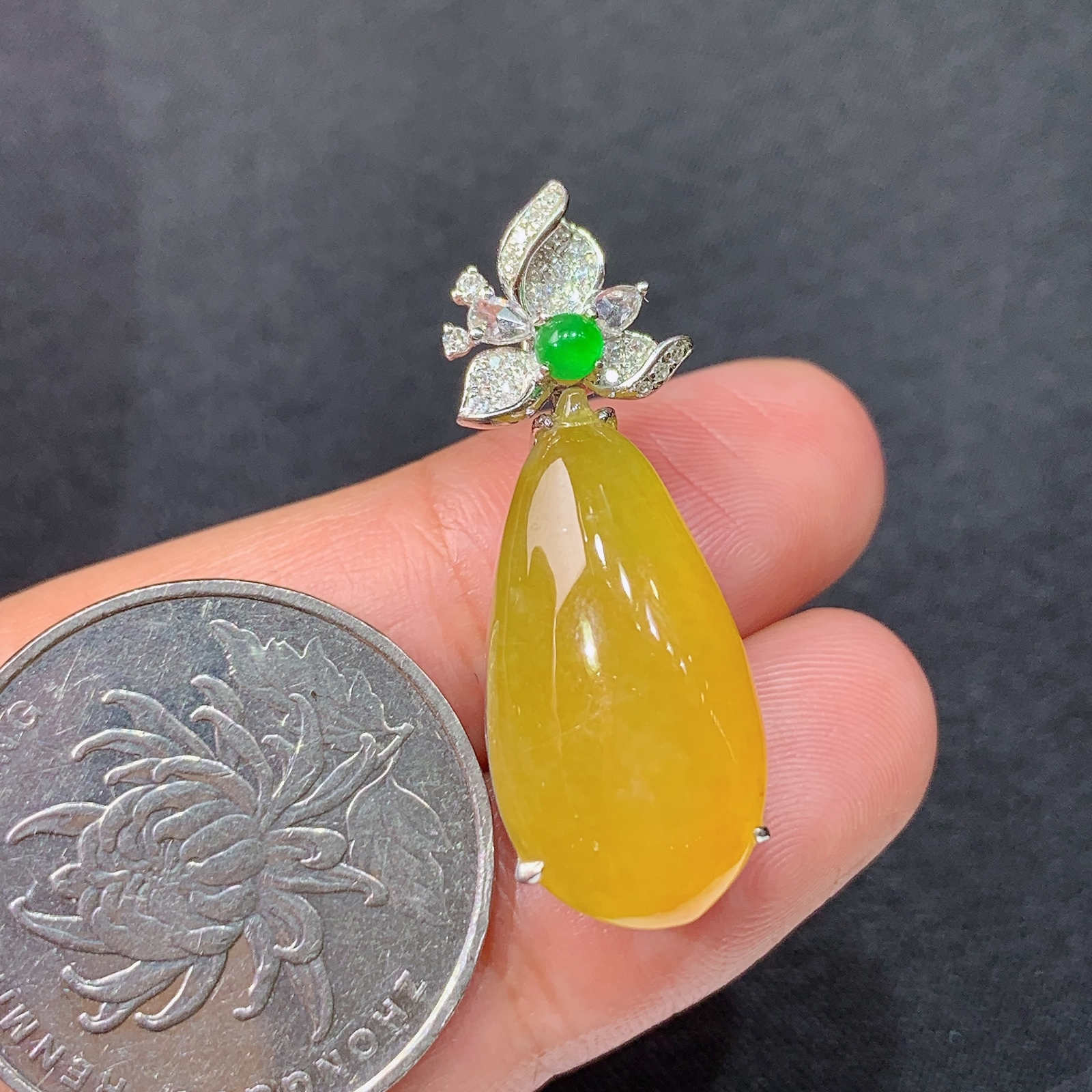 冰黄翡水滴吊坠，18k金镶嵌，冰润鲜艳，玉质细腻，种水足，Xy2 尺寸32.2*11.6*10.5