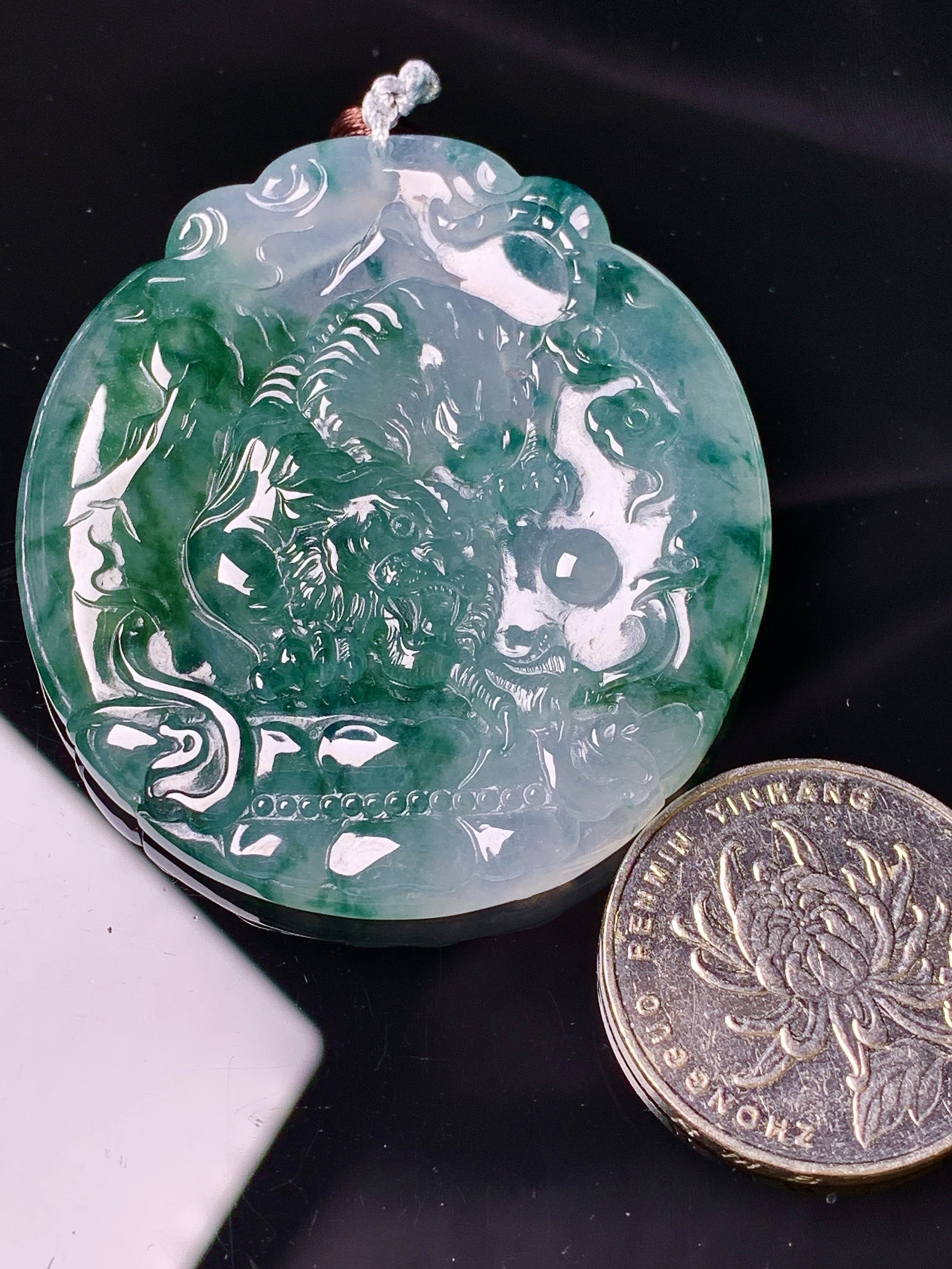 飘绿生肖虎吊坠 玉质细腻 色泽艳丽清新 水润亮眼 整体尺寸51*45.7*5.2 b2