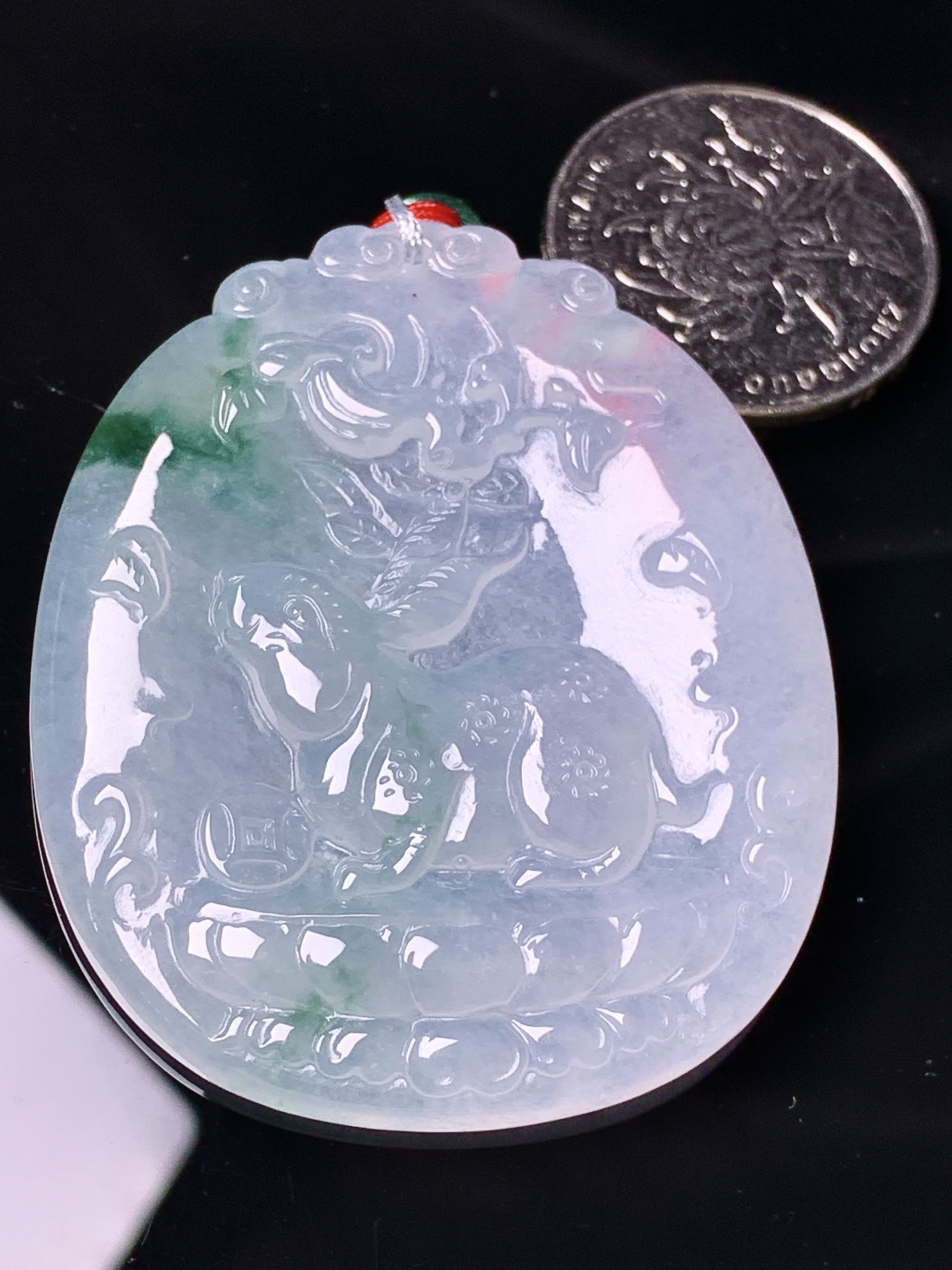 飘绿生肖鼠吊坠 玉质细腻 色泽艳丽清新 水润亮眼 整体尺寸53*44.5*5.7 b2