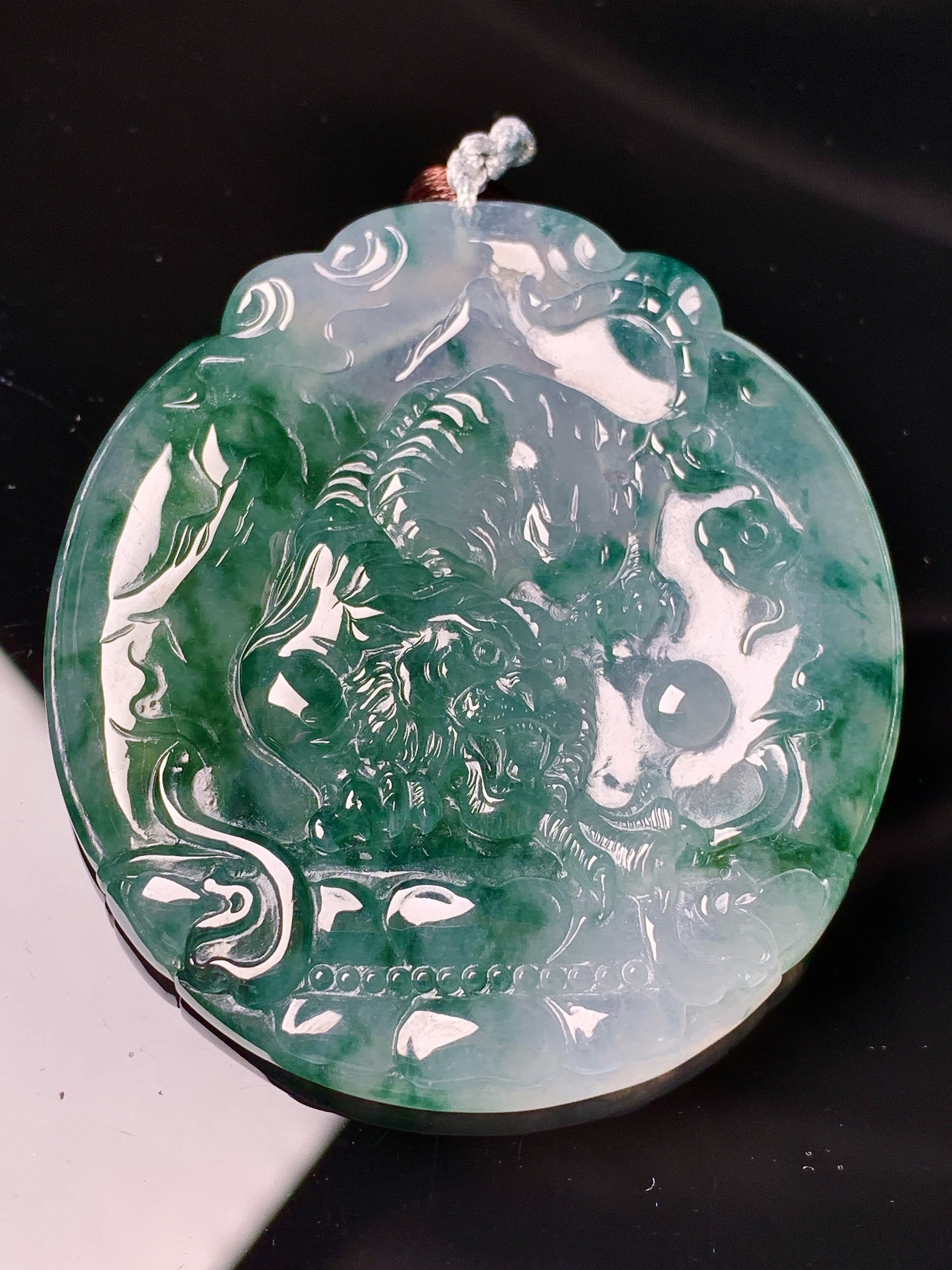 飘绿生肖虎吊坠 玉质细腻 色泽艳丽清新 水润亮眼 整体尺寸51*45.7*5.2 b2