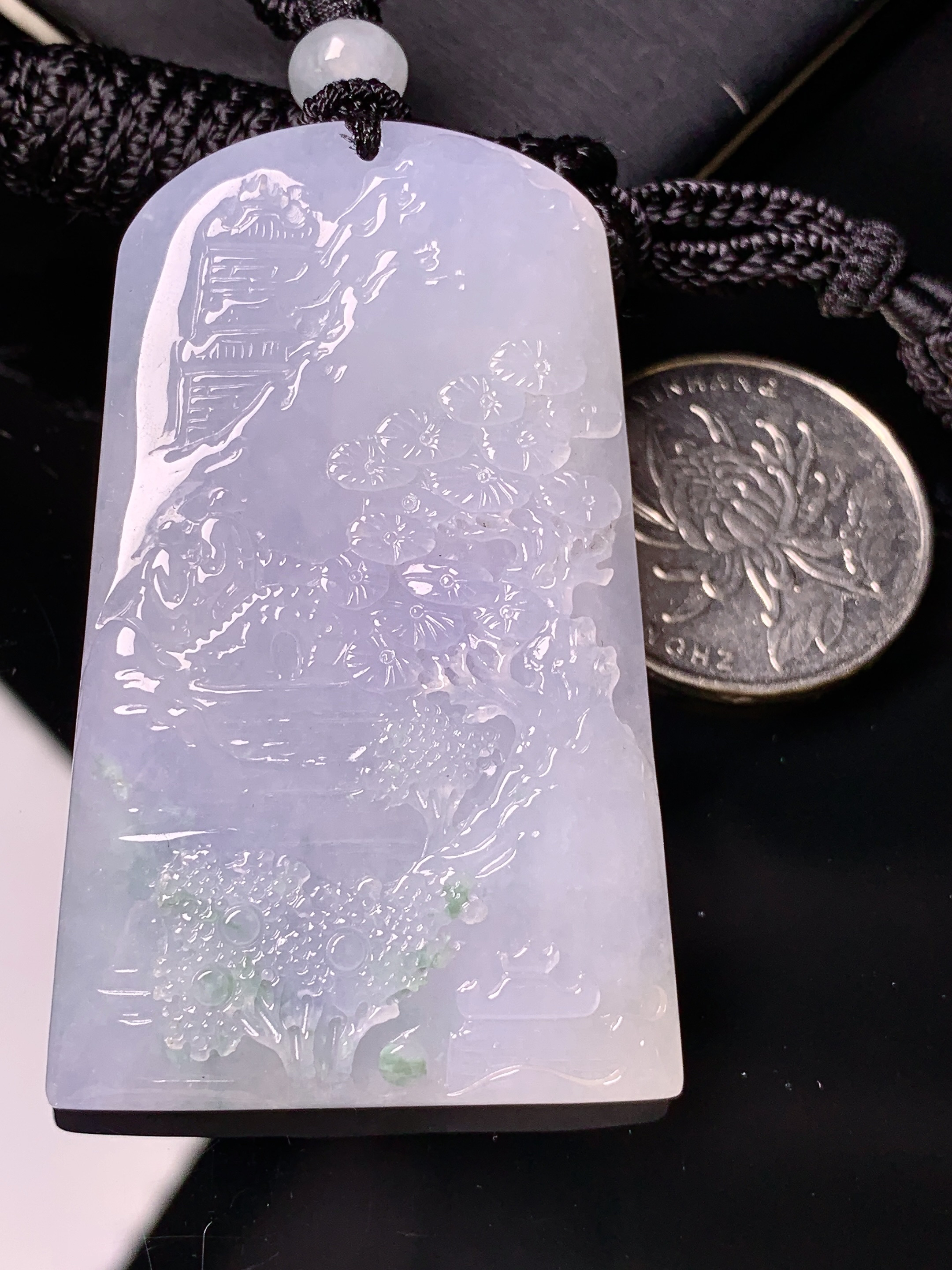 淡紫罗兰山水牌子吊坠 玉质细腻 色泽艳丽清新 水润亮眼 整体尺寸54.6*34*6.2 L1