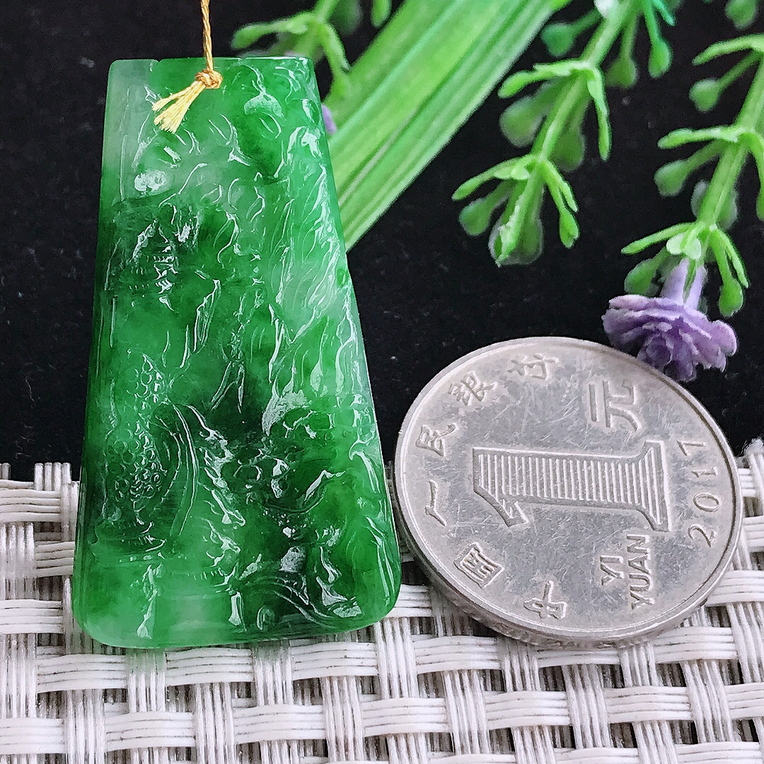 实拍A货翡翠38.6/21.8/3.6老坑冰润辣阳绿小山水牌吊坠翡翠挂件玉牌