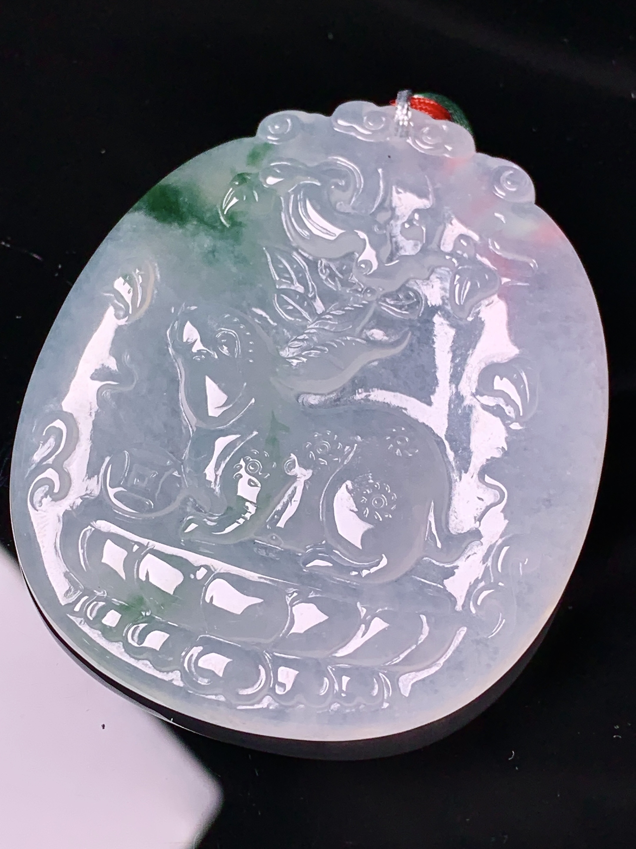 飘绿生肖鼠吊坠 玉质细腻 色泽艳丽清新 水润亮眼 整体尺寸53*44.5*5.7 b2