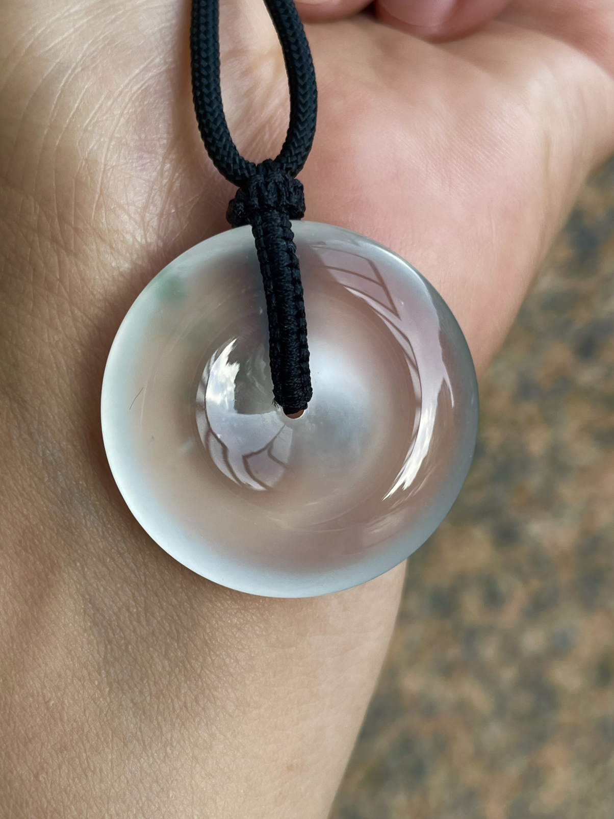 【玻璃种平安扣】质地非常细腻，冰润十足，种老冰透，通透澄澈，净透起刚，底子干净纯粹。收藏品质