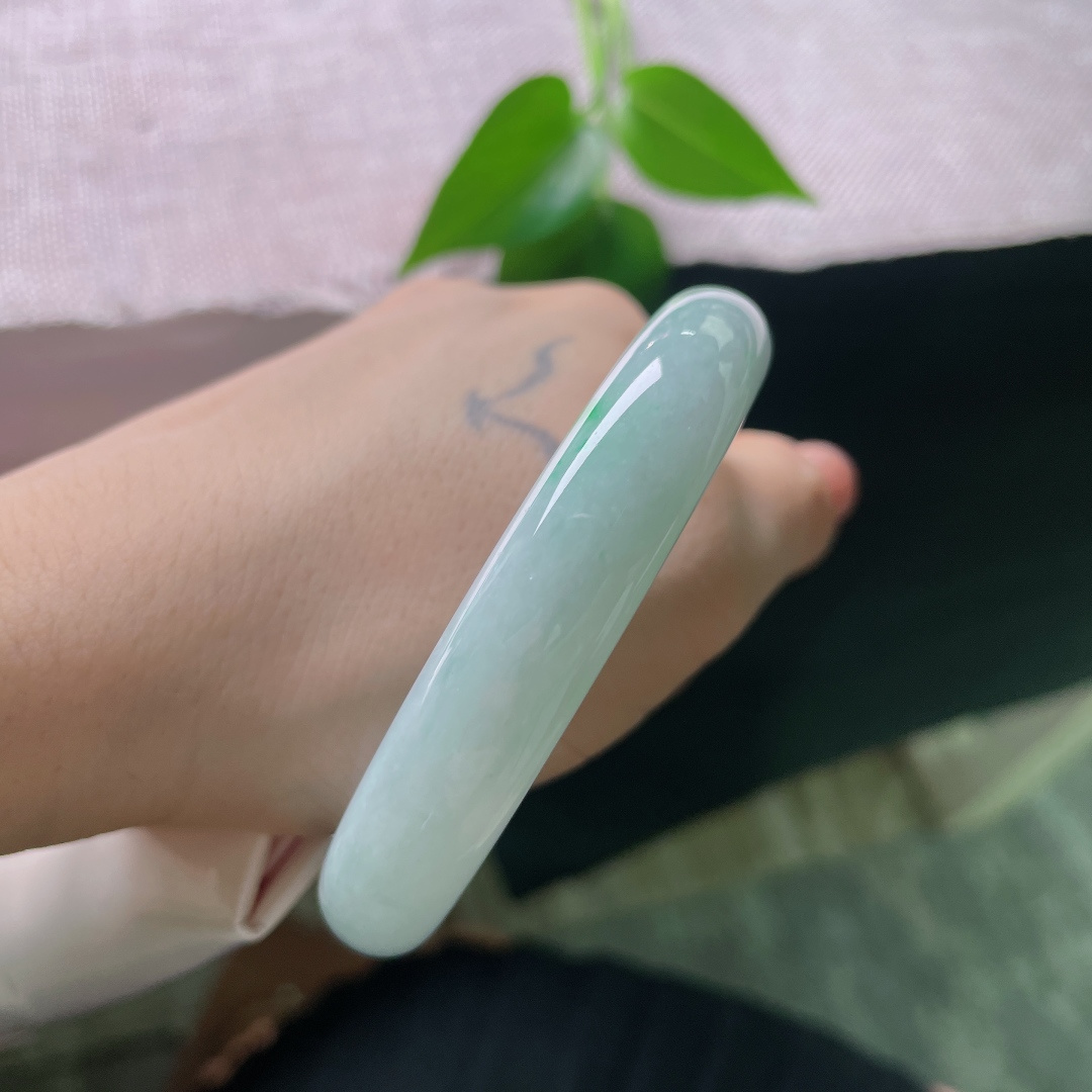 57.1/12.1/9.2，飘绿正圈，水头好，种老，细腻，惊鸿一笔，是山水，也是诗意。无裂，59728a