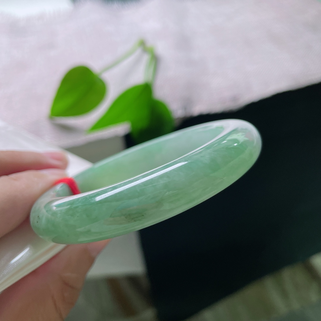 54.2/11.7/9.6，油青正圈，皮纹，色彩过渡自然柔和，山水意境藏于镯间，玉光温润，沉静又富有诗意。ss57815a