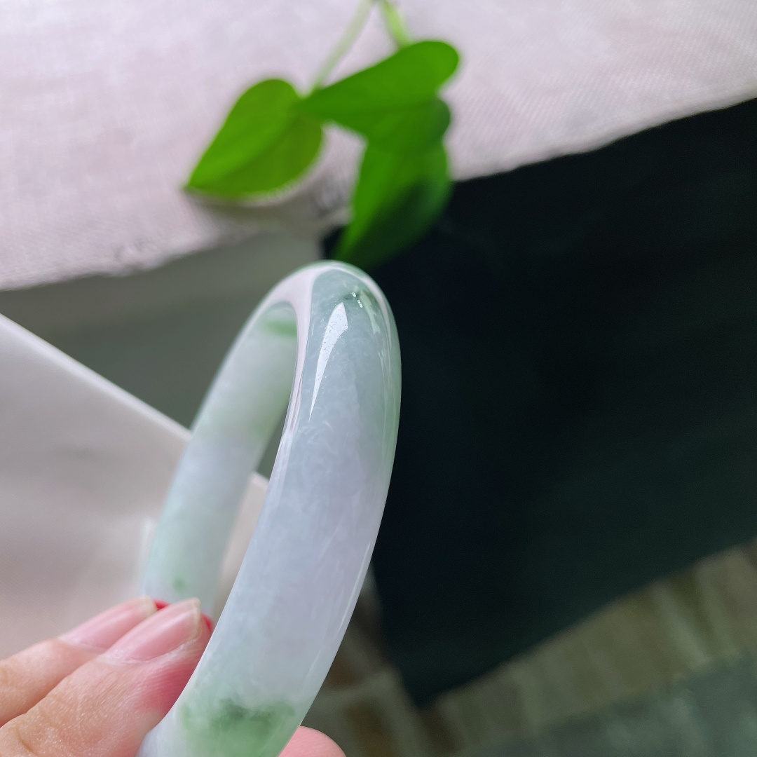 54.7/11.7/8.8，飘花正圈，皮纹，莹润细腻，飘花随性漫开，把飘花独有的朦胧美感尽数展现。ss58386a