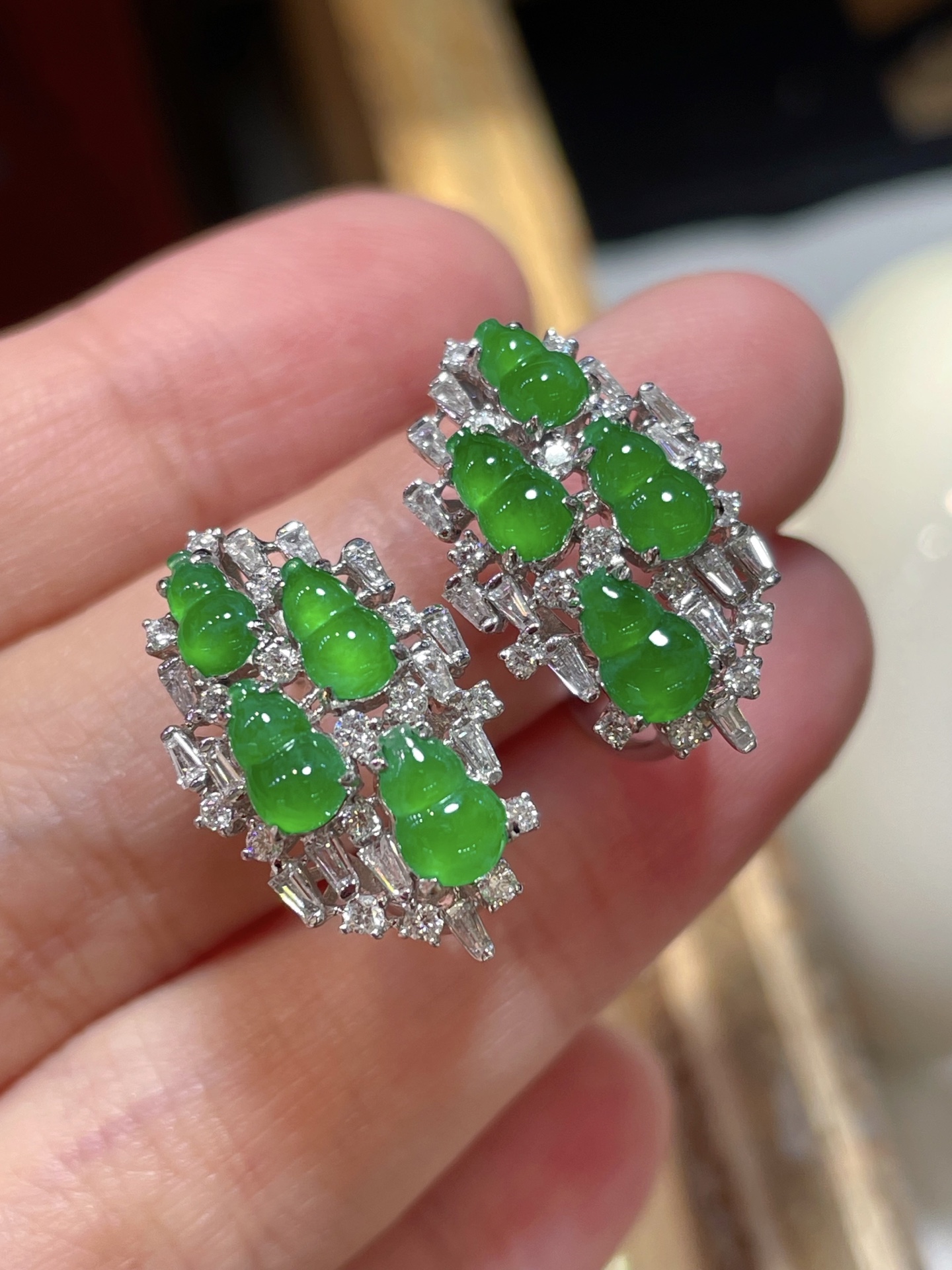 ️性比 精品翡翠葫芦耳钉，满色水头足 这款很精致 18k真金真钻镶嵌，料子饱满细腻 种水，6.4-4.2-2.3