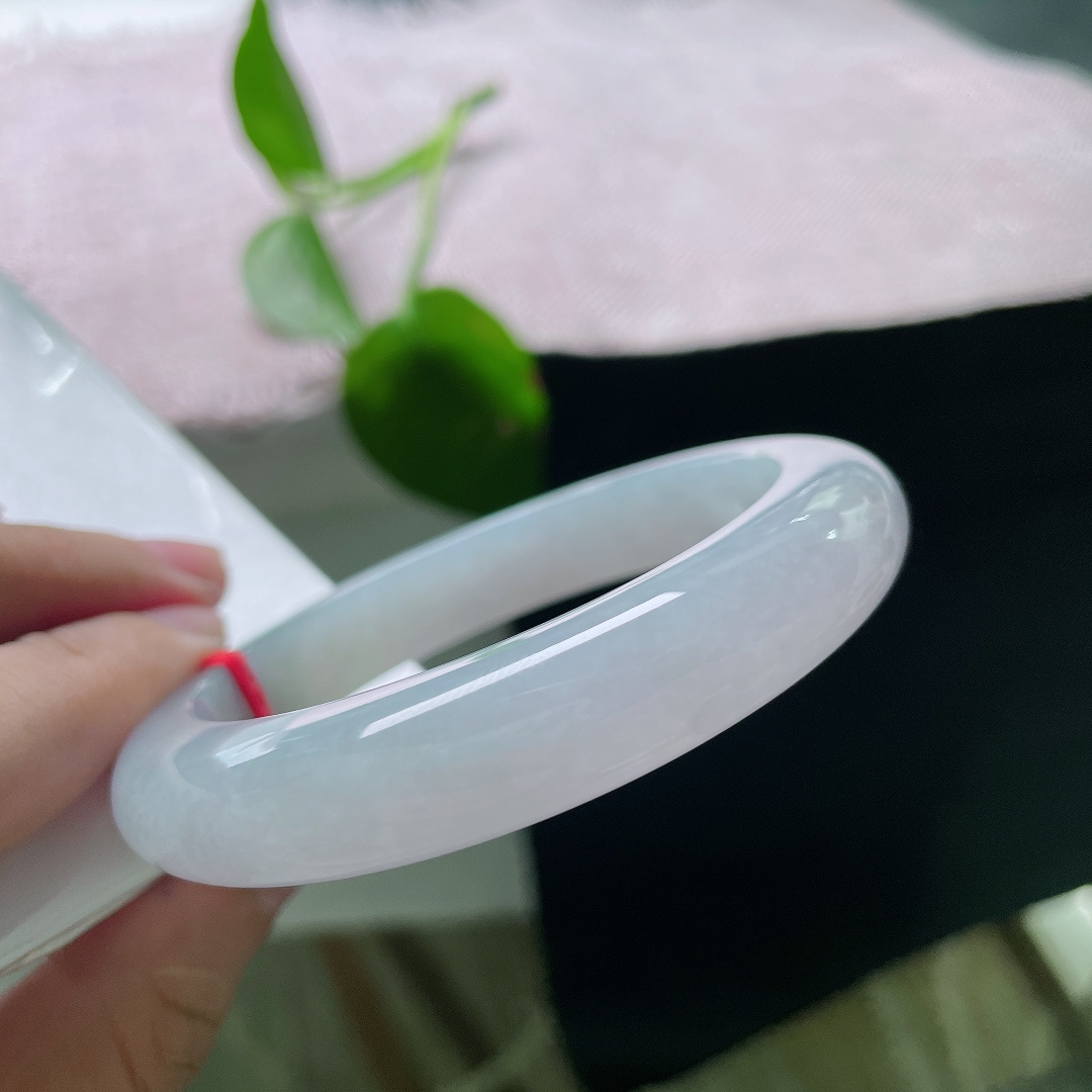 58.3/11.8/9.7，紫底正圈，一点皮纹，种质冰透细腻，种老水足，内部结构细腻，带着朦胧的胶润质感。ss56501a