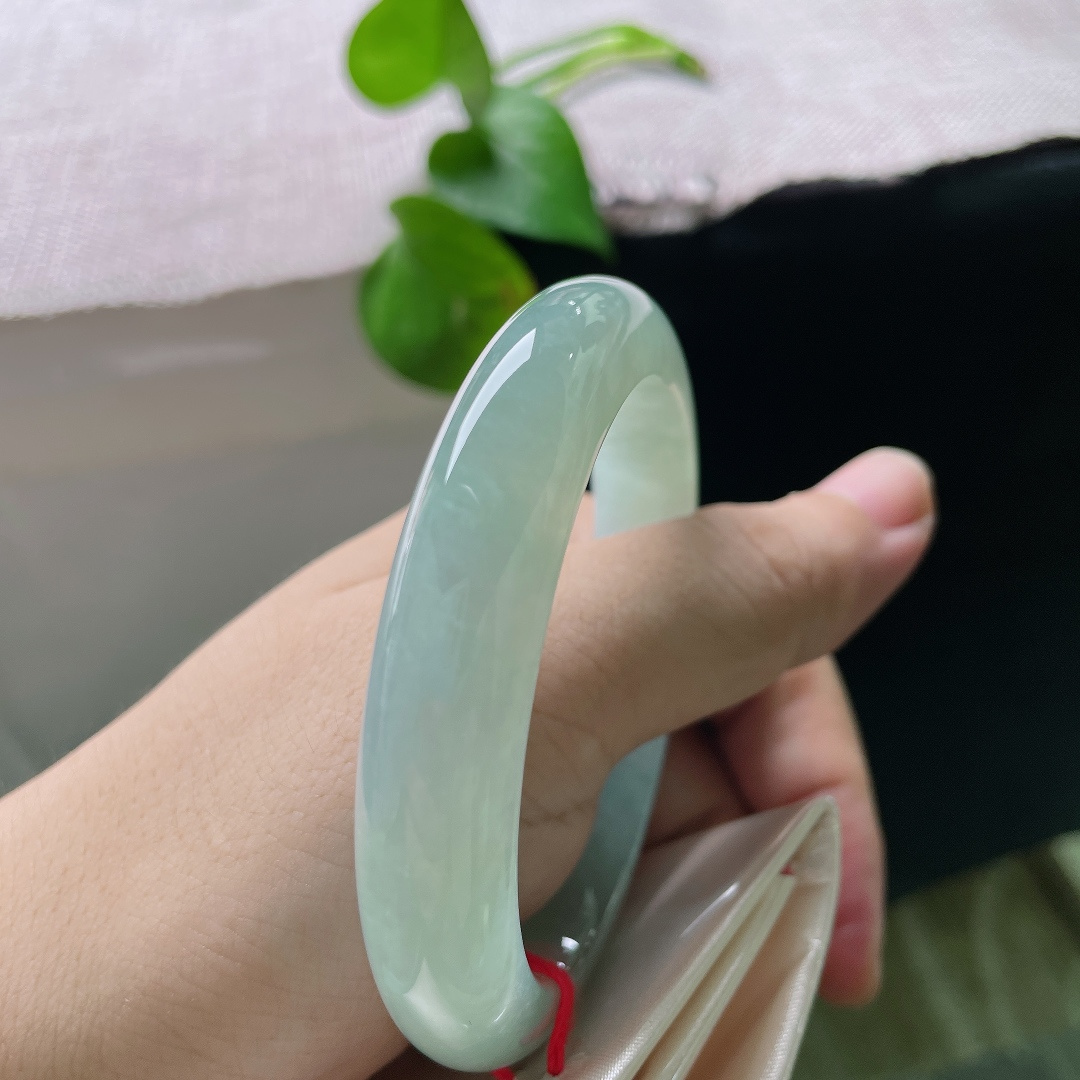 56.8/12/8.7，绿底正圈，无裂，无杂净底温润起光，清冷素雅尽显东方温婉。ss57535a