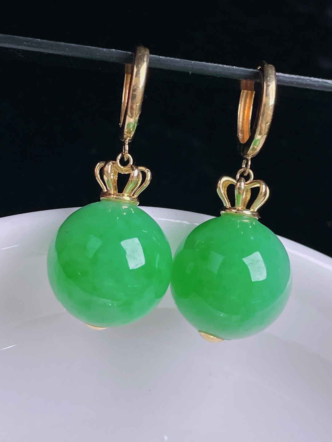阳绿圆珠耳坠，18k镶嵌，老种起光，细底通透，尺寸：裸石12.8mm1006