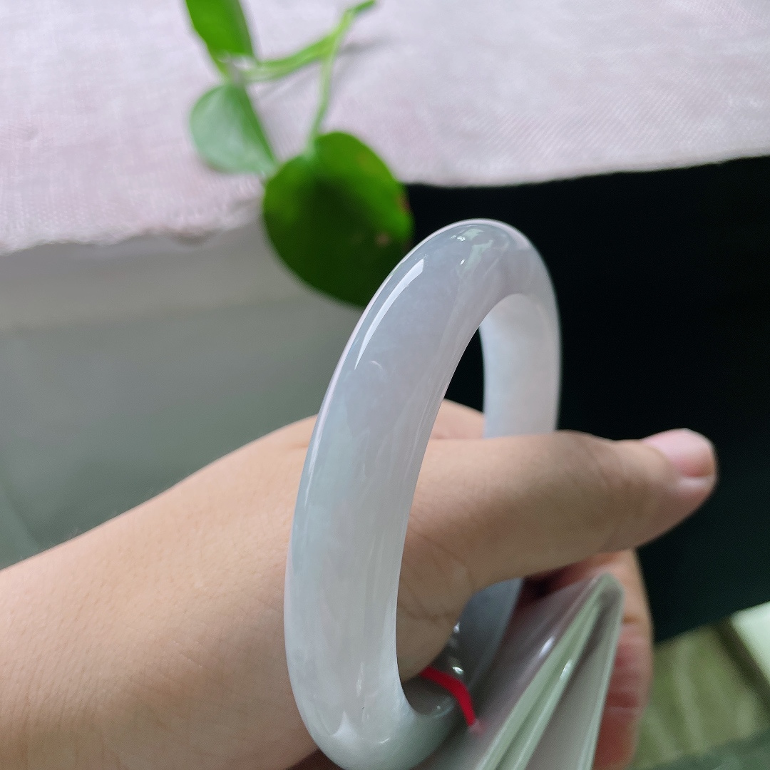 58.3/11.8/9.7，紫底正圈，一点皮纹，种质冰透细腻，种老水足，内部结构细腻，带着朦胧的胶润质感。ss56501a