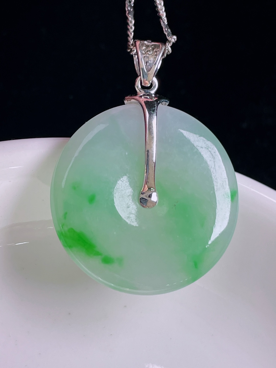 ️飘绿平安扣，18k镶嵌，老种起光，细底通透，尺寸：33.8裸石25.3/3.9mm1006