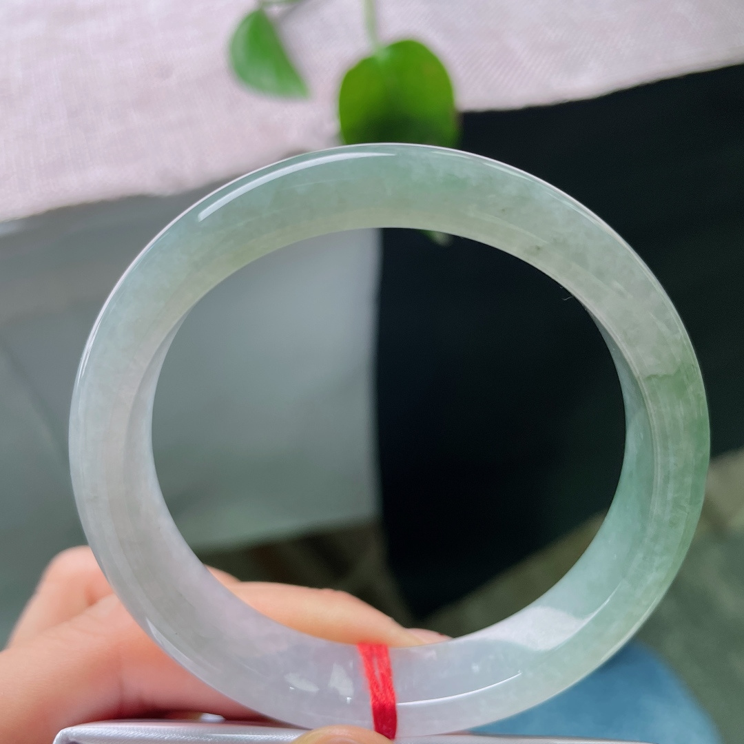 57/12.2/7.7，油青正圈，一点皮纹，冰润湖绿正圈镯，满圈均匀晴水色调，种水通透，版型周正，上手清爽大方。ss56728a
