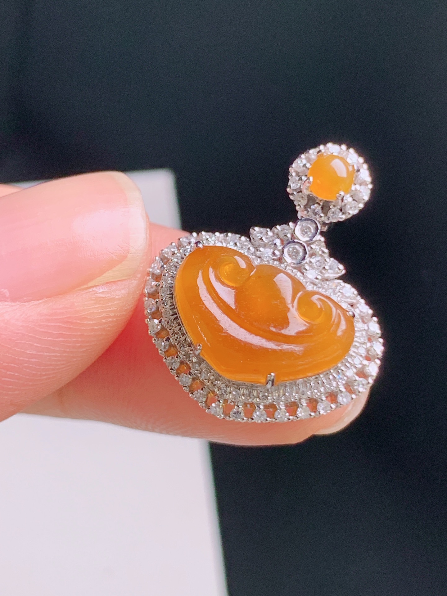 ️ 黄翡如意锁吊坠，色泽明艳，种水通透，精工雕琢 裸石8.4-13-2.3 整体21.8-17.8-6.5 47