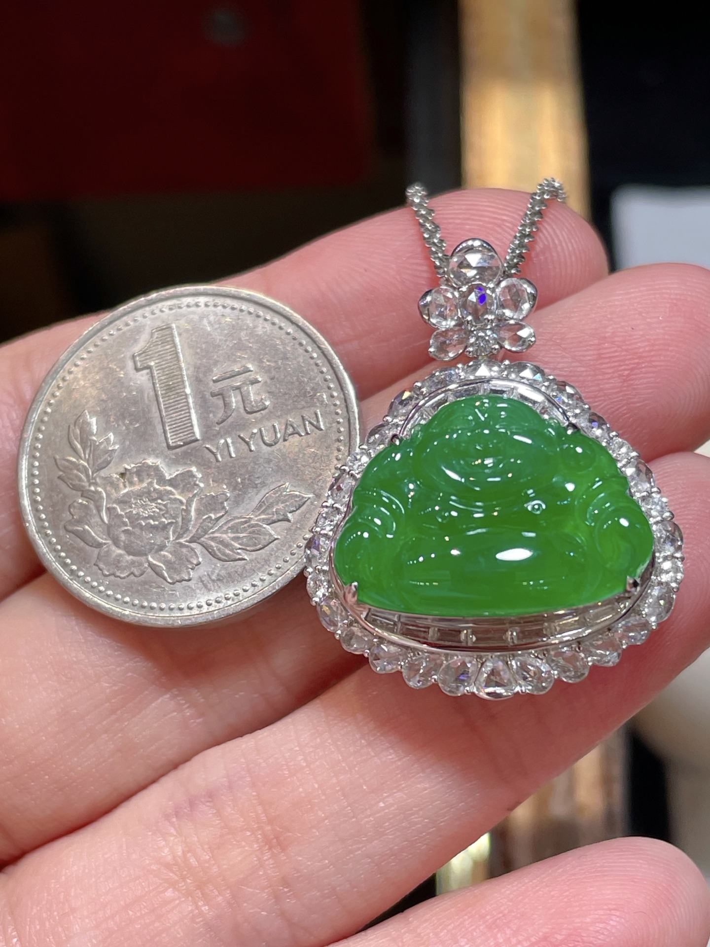 ️超值 ️ 满阳绿佛公吊坠，色阳艳丽。吊坠整体大气，开脸喜庆饱满圆润，种水，佛形厚装大气18k金豪华镶嵌，13.9-19.9-3.5