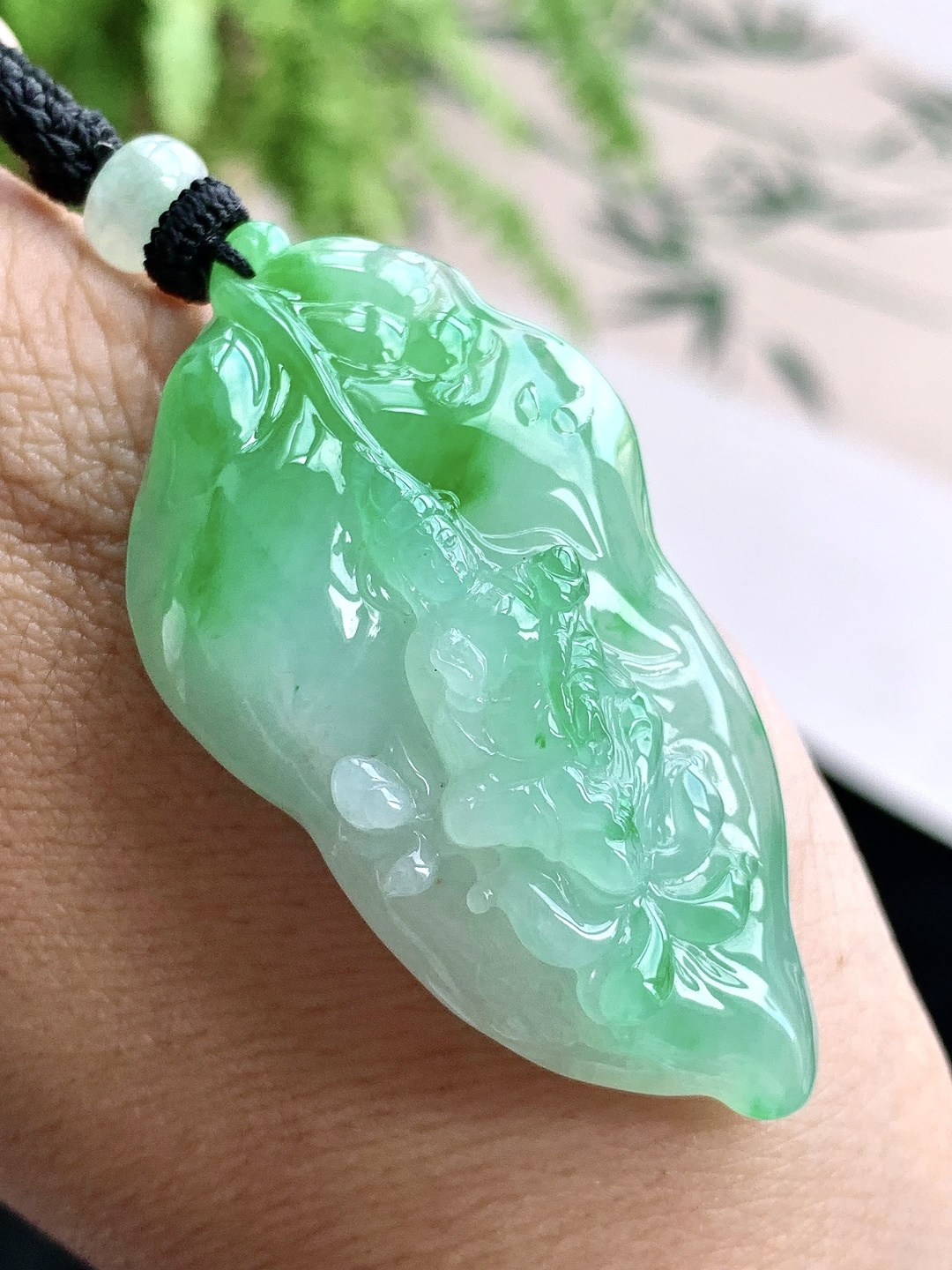 【裸石】️糯冰飘阳绿一叶菩提自在观音牌吊坠 【说明】缅甸 性比高 超厚 【尺寸】51.8-27.2-10.4 【重量】20克