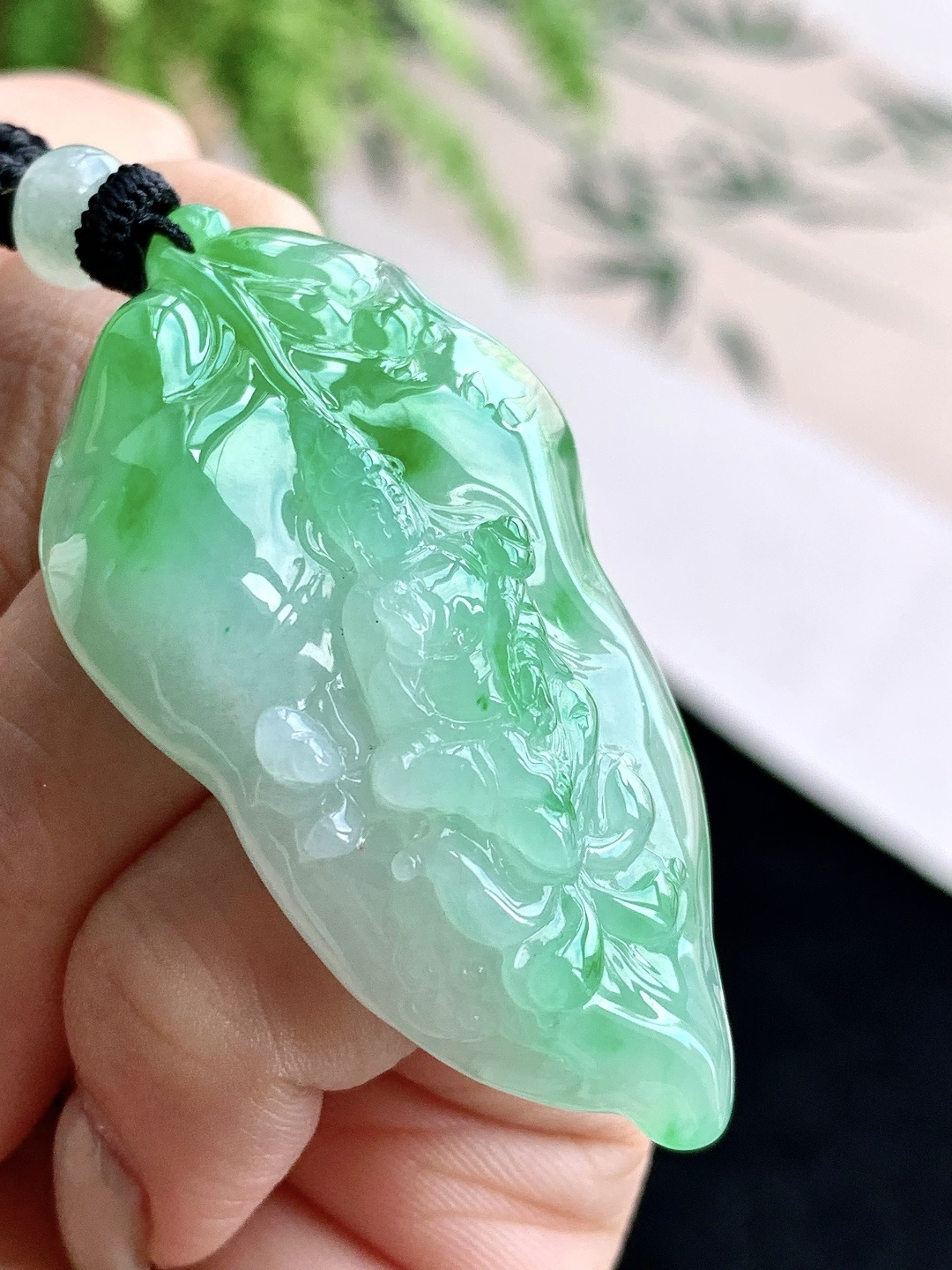 【裸石】️糯冰飘阳绿一叶菩提自在观音牌吊坠 【说明】缅甸 性比高 超厚 【尺寸】51.8-27.2-10.4 【重量】20克