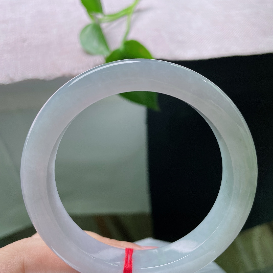 58.3/11.8/9.7，紫底正圈，一点皮纹，种质冰透细腻，种老水足，内部结构细腻，带着朦胧的胶润质感。ss56501a