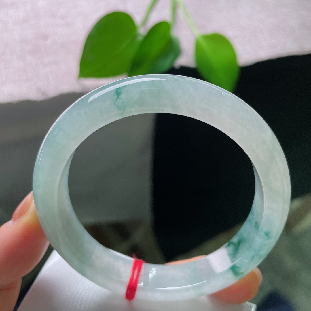 58.3/12.1/8.6，冰种飘花正圈，玉质清透似水，蓝花随性舒展，如同山涧流云，清冷，自带沉静疏离的气质。ss56792a