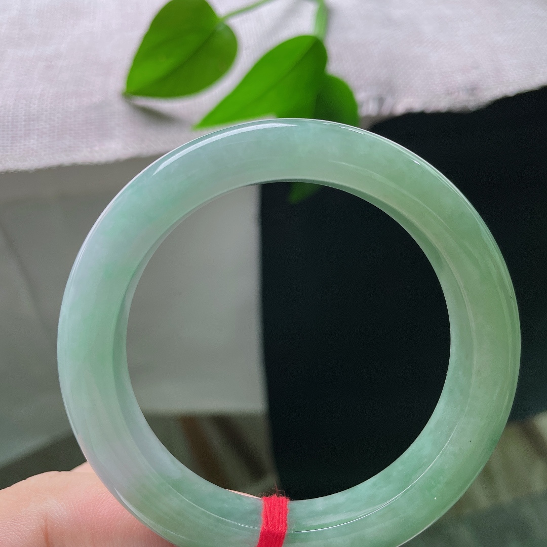 54.2/11.7/9.6，油青正圈，皮纹，色彩过渡自然柔和，山水意境藏于镯间，玉光温润，沉静又富有诗意。ss57815a