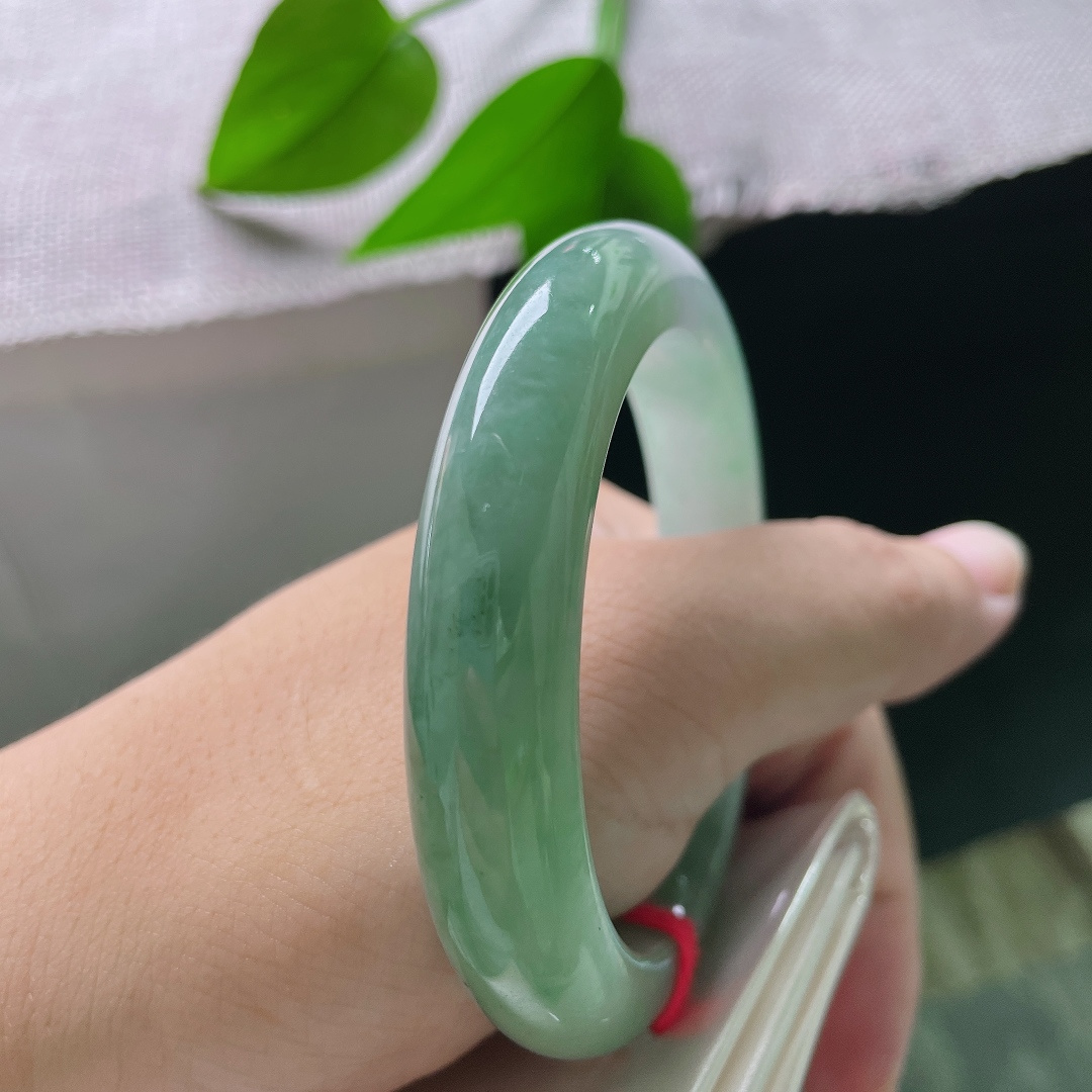54.2/11.7/9.6，油青正圈，皮纹，色彩过渡自然柔和，山水意境藏于镯间，玉光温润，沉静又富有诗意。ss57815a