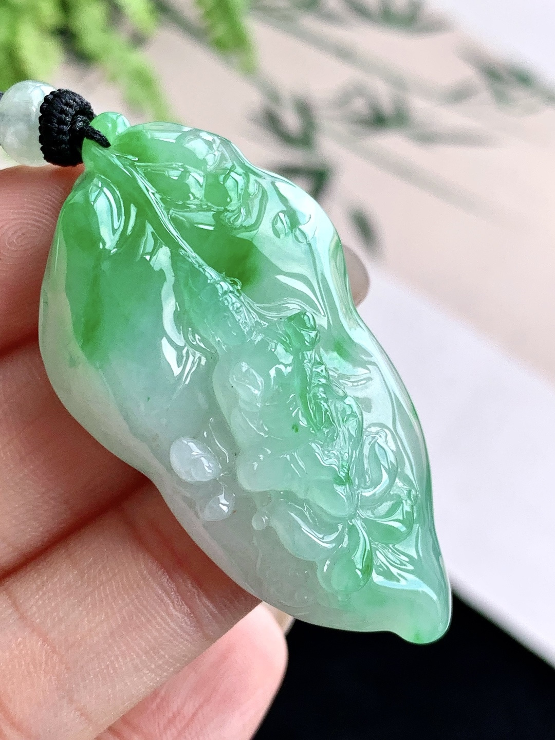 【裸石】️糯冰飘阳绿一叶菩提自在观音牌吊坠 【说明】缅甸 性比高 超厚 【尺寸】51.8-27.2-10.4 【重量】20克