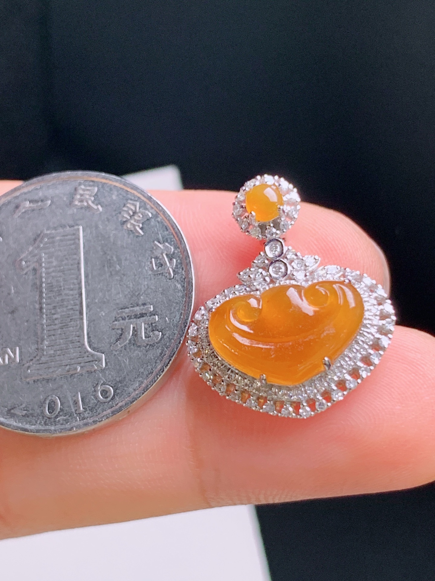 ️ 黄翡如意锁吊坠，色泽明艳，种水通透，精工雕琢 裸石8.4-13-2.3 整体21.8-17.8-6.5 47