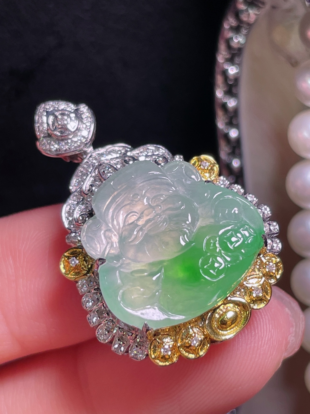 ️翡翠A货 财神吊坠 阳绿满色，料子冰润细腻，种老起光，18k金镶真钻，上身佩戴效果很好 尺寸如图，31.2-21.3-11