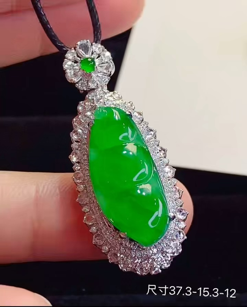 ️ 18k金+钻玻璃种阳绿福豆吊坠，饱满色满上档次，性比高，无裂，37.3-15.3-12