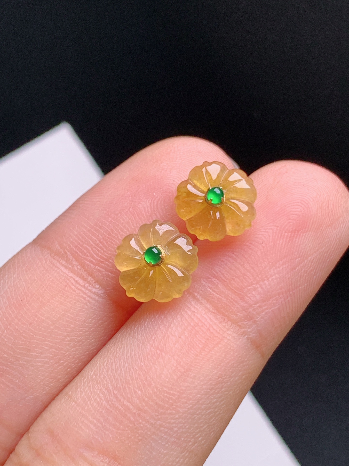 ️ 黄翡小花耳钉，色泽明媚，雕工精致 裸石8.9-6 531004