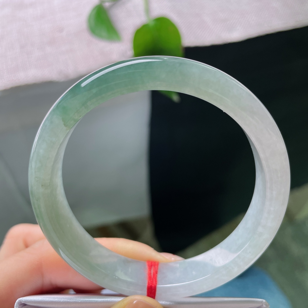 57/12.2/7.7，油青正圈，一点皮纹，冰润湖绿正圈镯，满圈均匀晴水色调，种水通透，版型周正，上