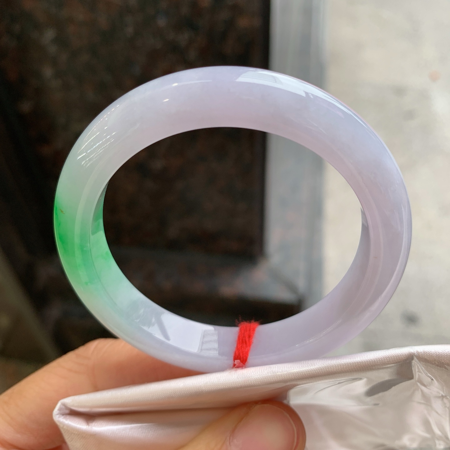 正圈紫底飘绿 无裂 尺寸：51.8/10.2/8.2 小圈口