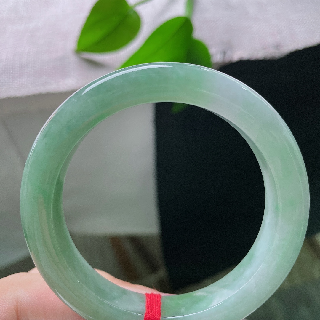 54.2/11.7/9.6，油青正圈，皮纹，色彩过渡自然柔和，山水意境藏于镯间，玉光温润，沉静又富有诗意。ss57815a