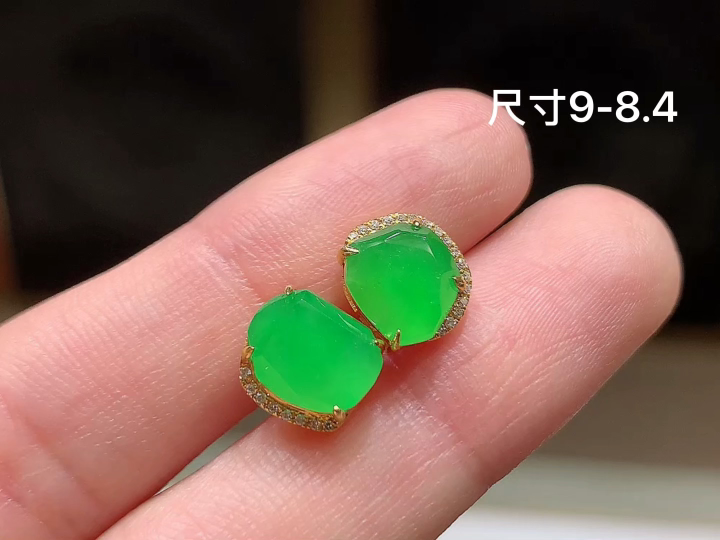 ️ 18K 阳绿随形耳钉 无裂 尺寸，9-8.4