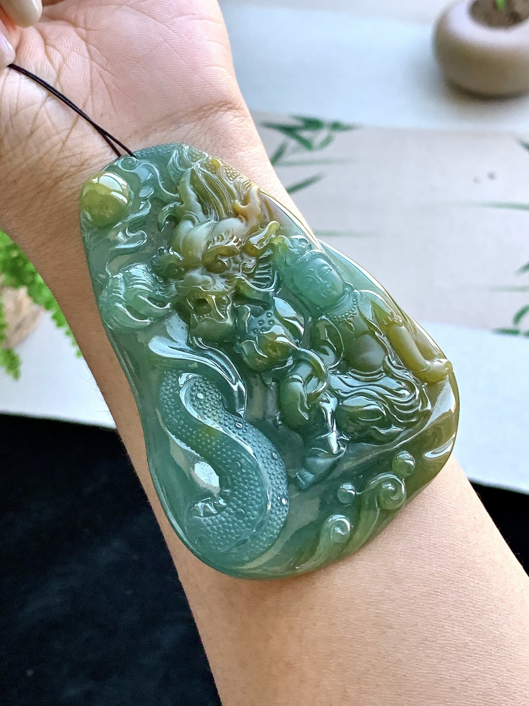 【裸石】️糯冰天空蓝御龙自在观音牌吊坠 【说明】 性比高 飘黄翡 厚装 老蓝水 【尺寸】84.2-