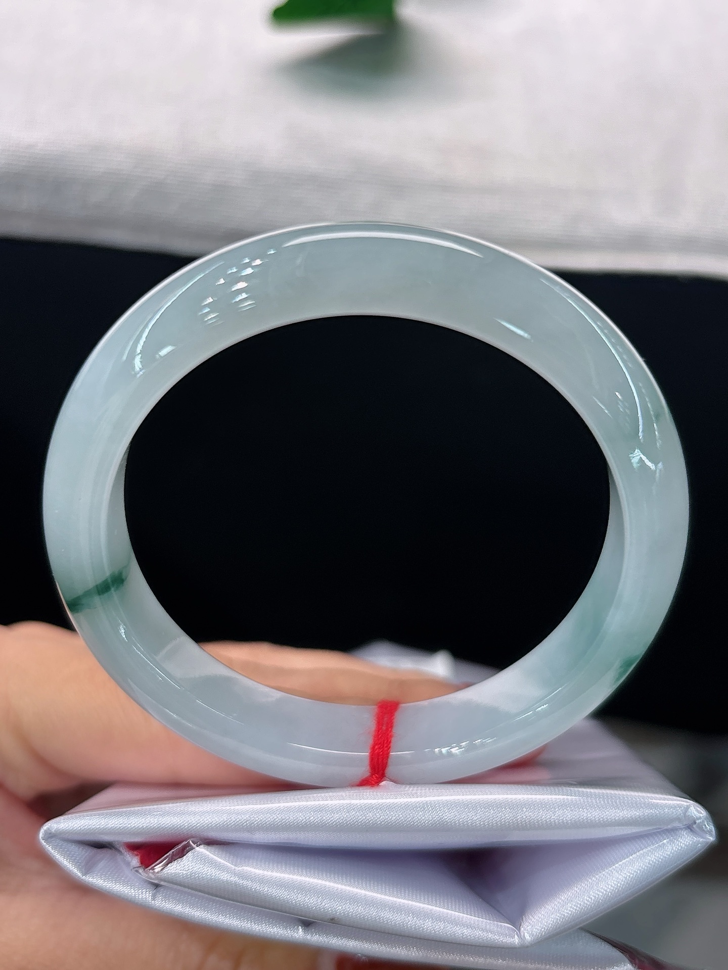天然翡翠手镯，圈口55.8/11.5/8.3，正圈冰润白底飘绿花，似流云渡水，清透灵动