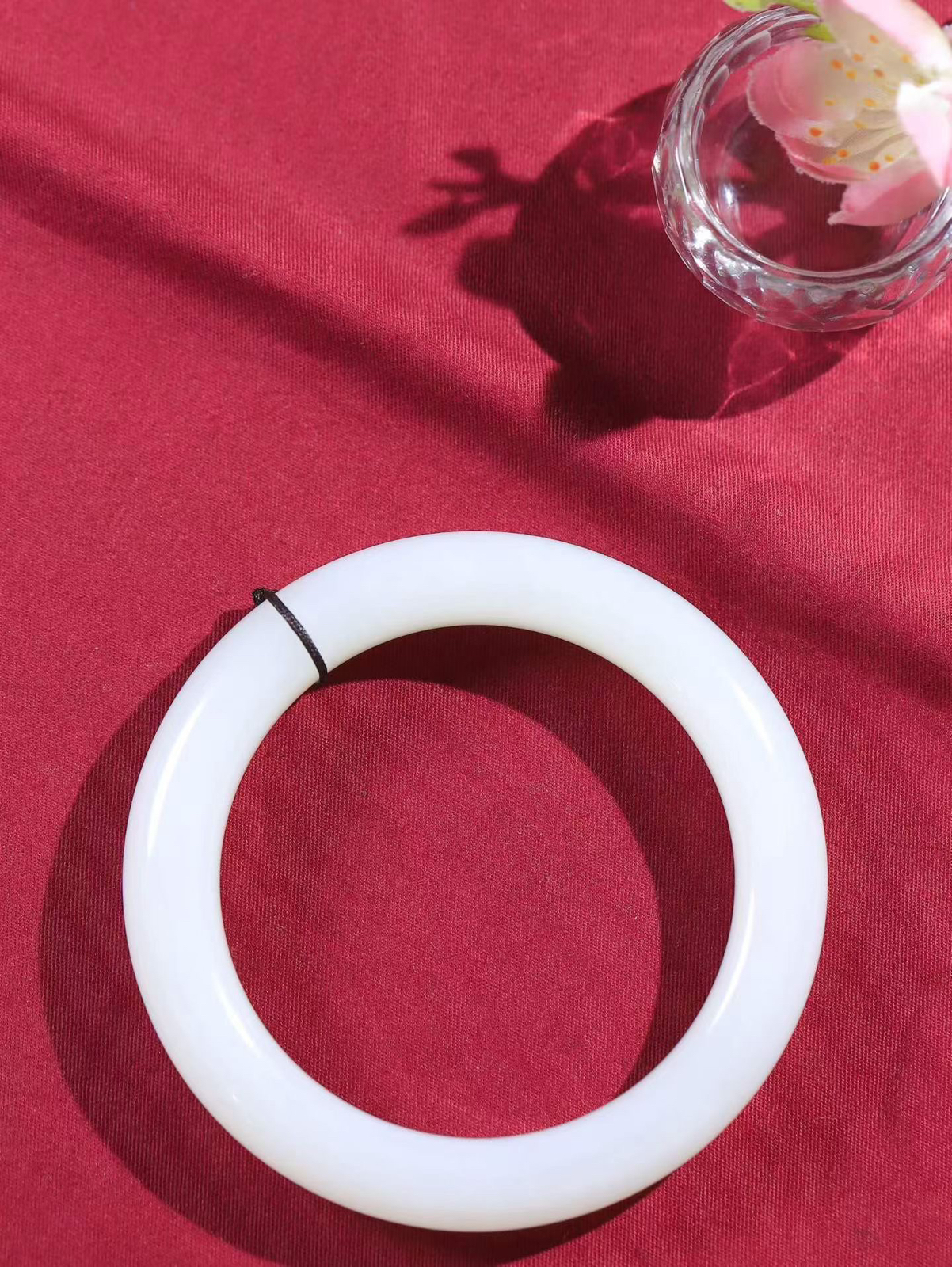 【婉约佳人.手镯】

精品️和田玉白玉手镯 玉质温润细腻 油性十足 手感舒适，高华雅逸，线条流畅，简约大气，美自天成，素雅高贵。佩戴于腕间，婉约之美，举手投足间透出那份低调奢华。重67.19克 内径59.5mm尺寸11.5-10.8mm   FDy-58901131