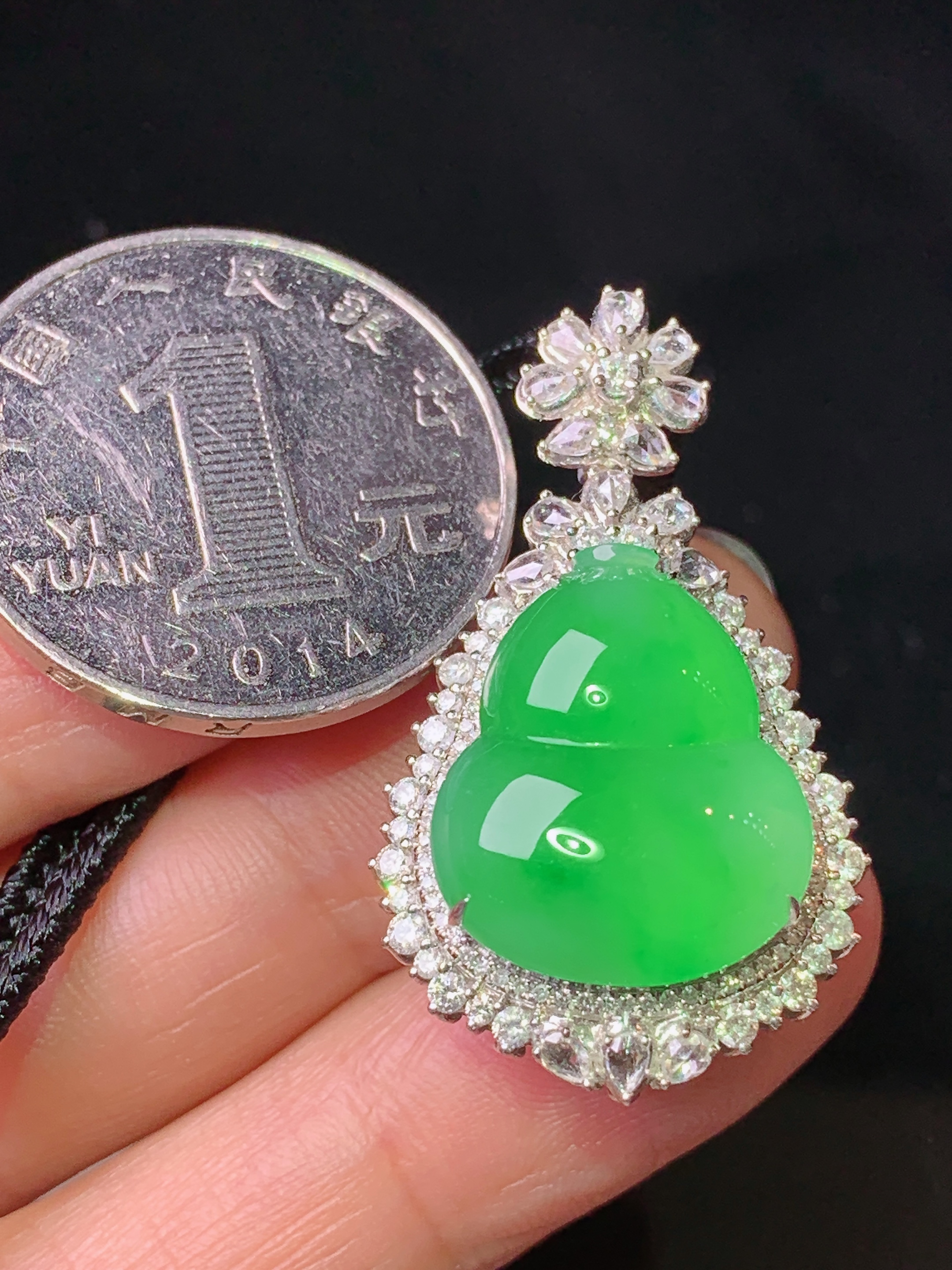 18k金钻镶嵌阳绿葫芦吊坠 玉质细腻 色泽艳丽清新 水润亮眼 整体尺寸34.8*20.2*13 e2