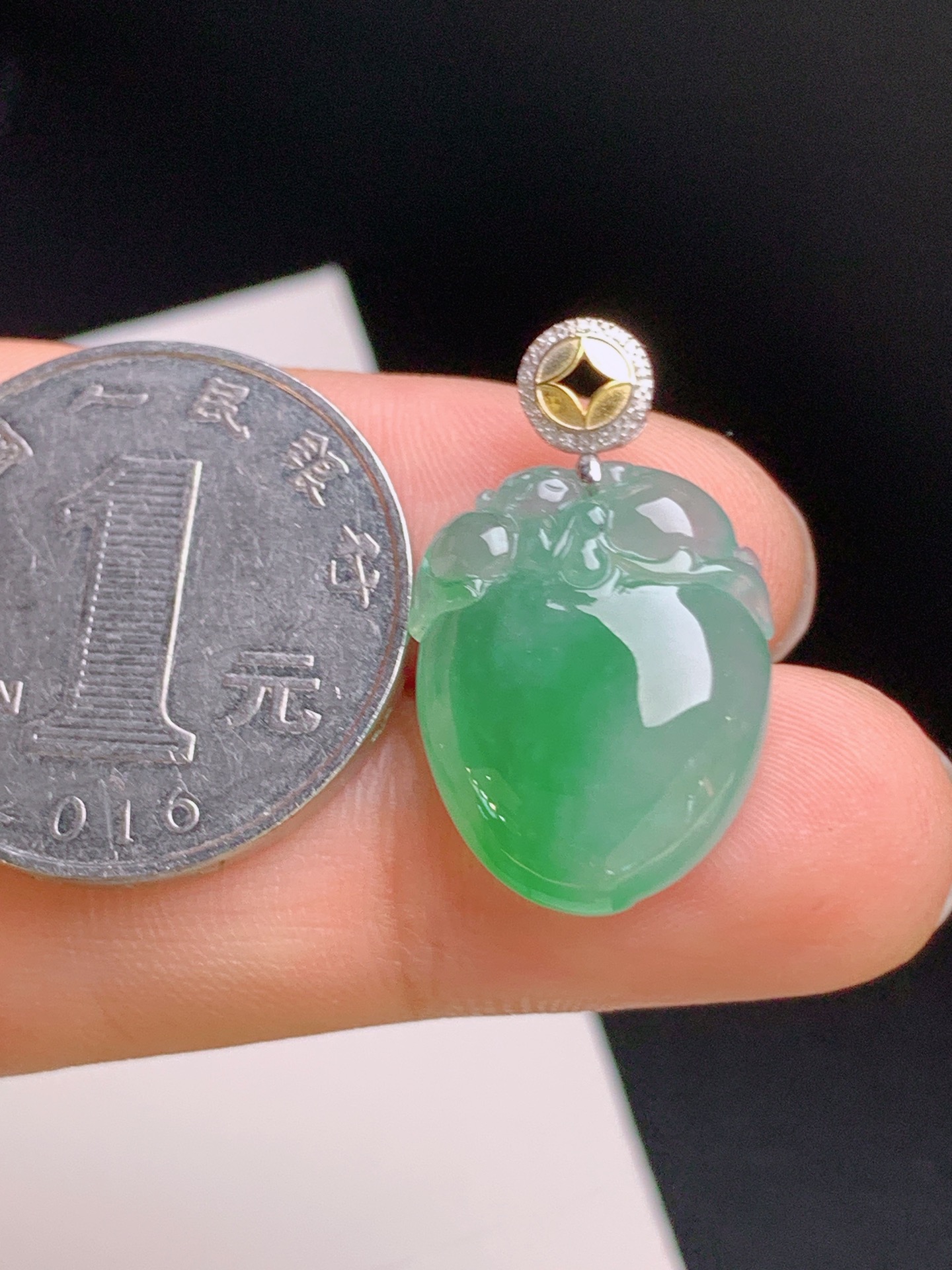 ️ 冰种阳绿福瓜吊坠，色泽鲜亮，玉质细腻，版型饱满，裸石18.7-15.2-5.625.2，531004
