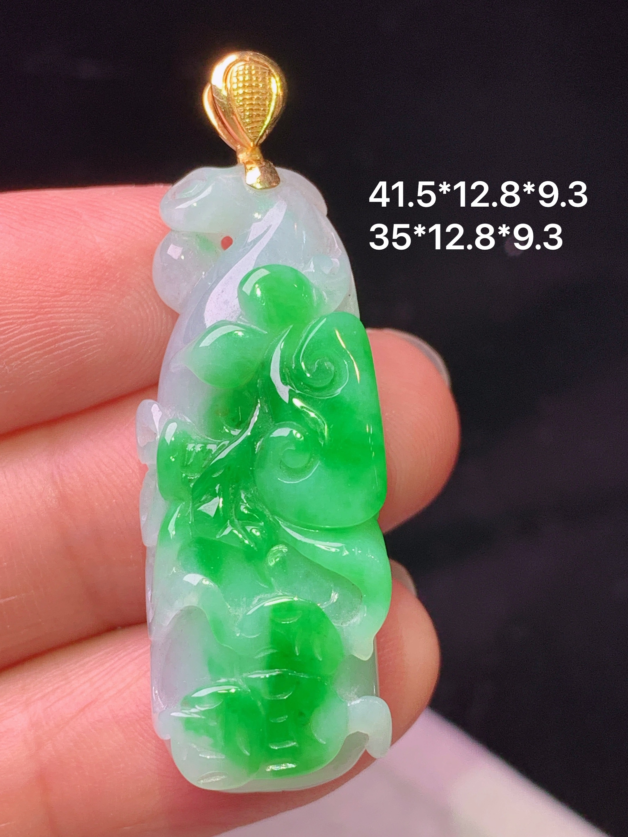 18k金镶嵌飘绿如意吊坠 玉质细腻 色泽艳丽清新 水润亮眼 整体尺寸41.5*12.8*9.3 a5