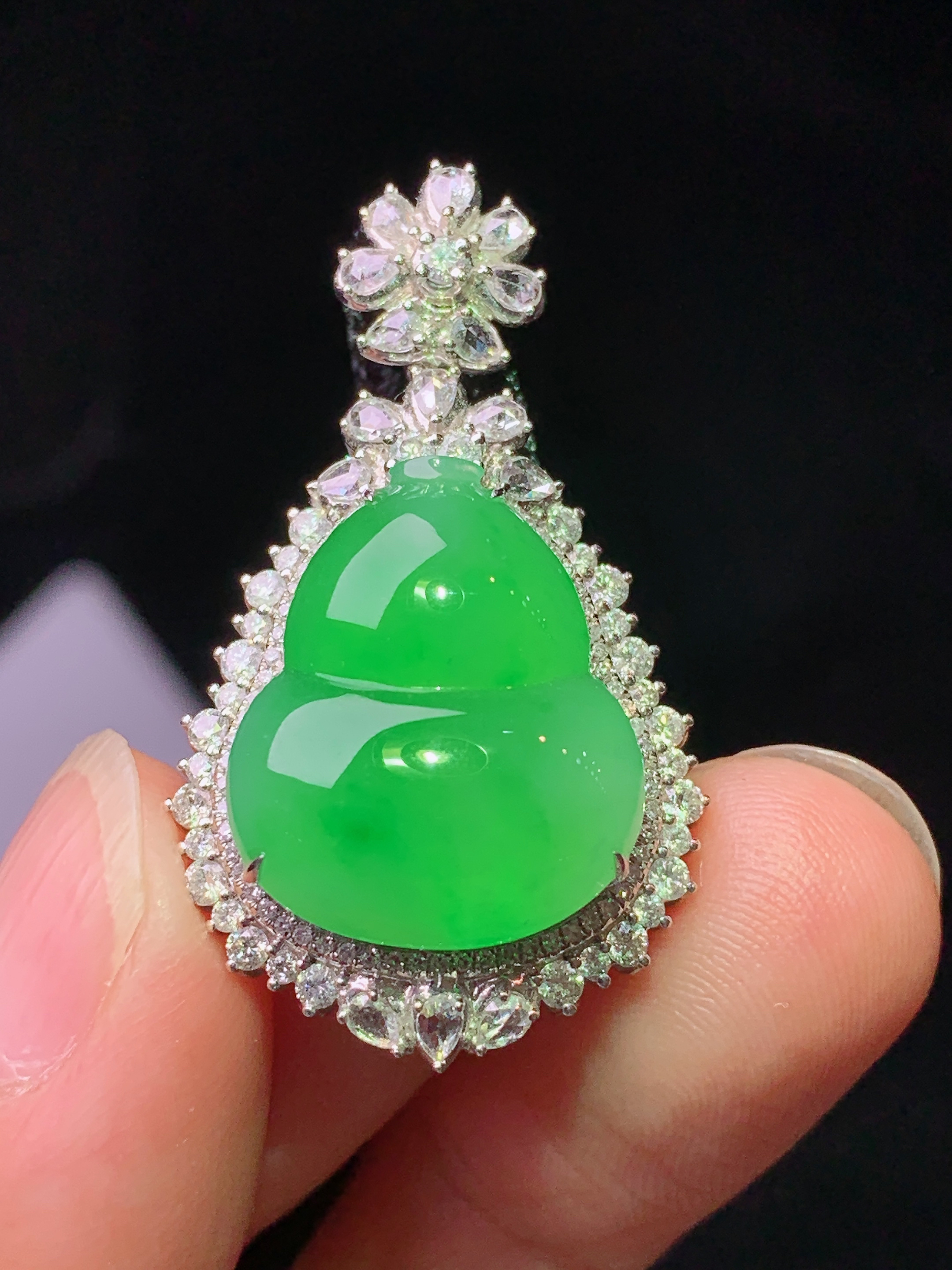 18k金钻镶嵌阳绿葫芦吊坠 玉质细腻 色泽艳丽清新 水润亮眼 整体尺寸34.8*20.2*13 e2