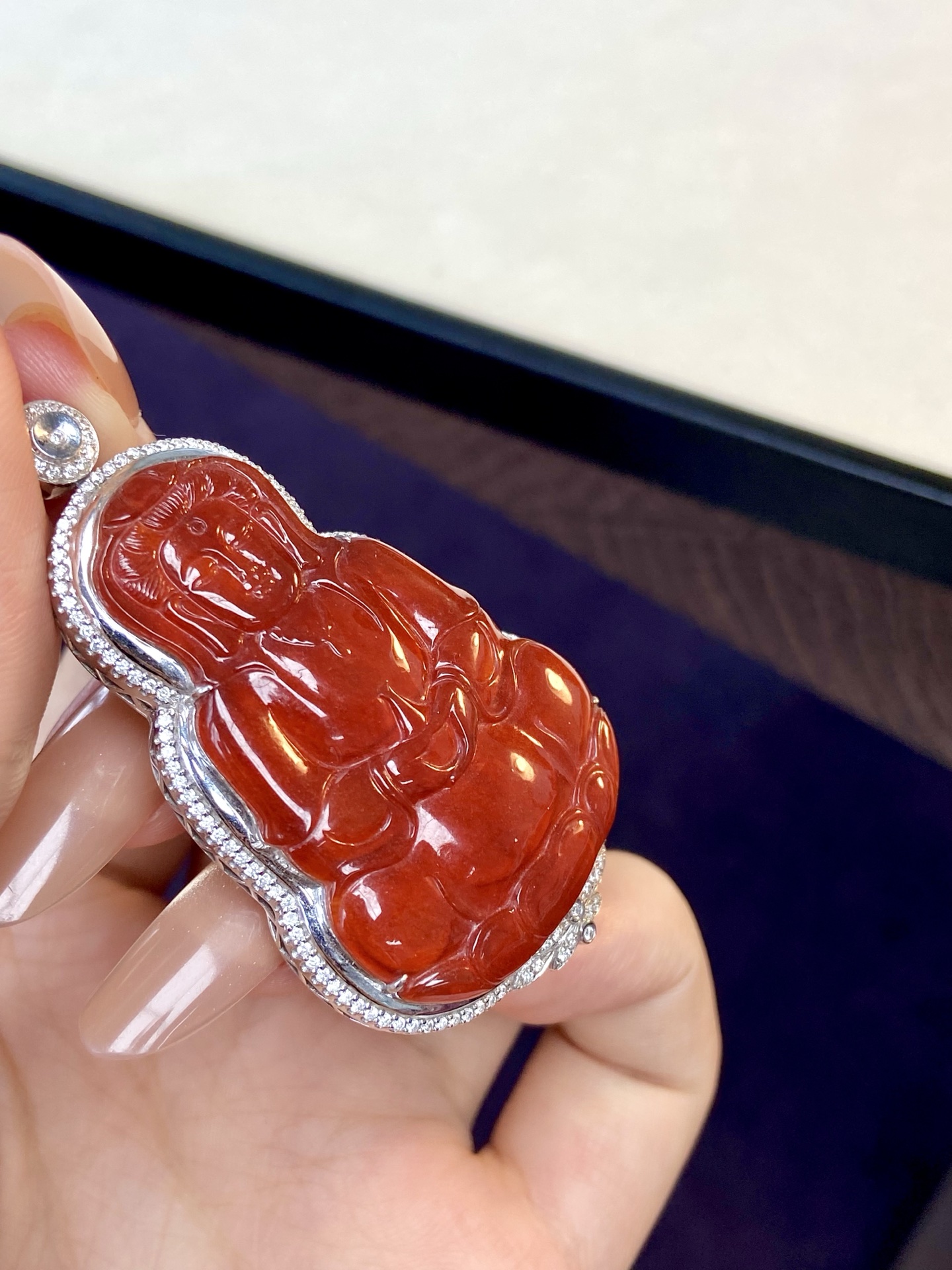 ️冰种红翡观音吊坠，这可是可遇不可求的红翡啊，慈眉善目种水润透，寓意鸿运当头，佩戴上身份量感十足：55.1-31.9-11.6，裸石：43-28.3-3.3mm，无裂。