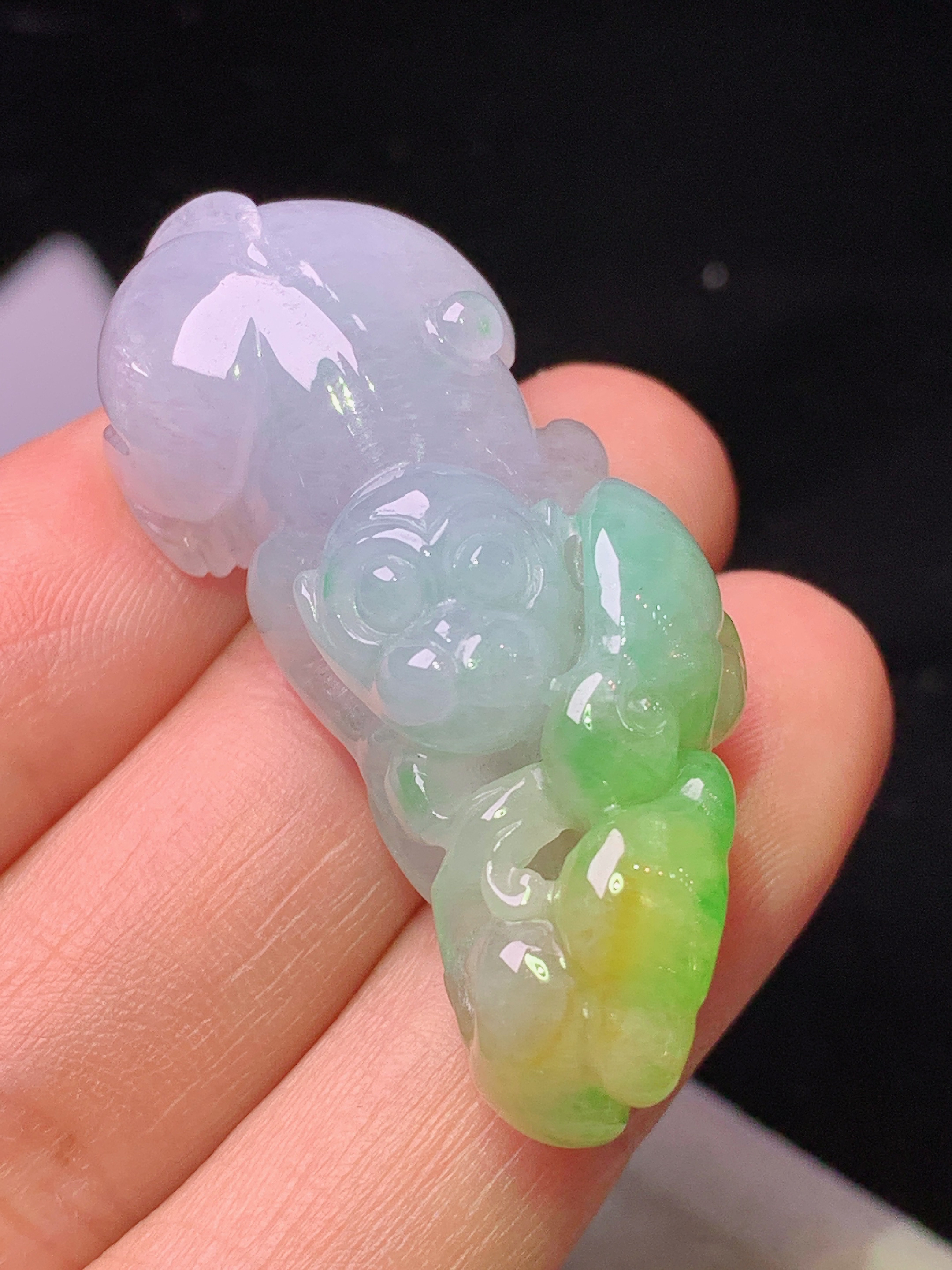飘黄绿翡灵猴吊坠 玉质细腻 色泽艳丽清新 水润亮眼 整体尺寸42.7*17.5*12 a5