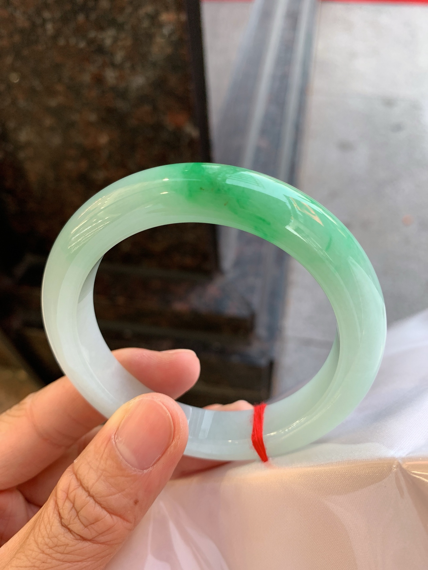 正圈飘绿 无裂 尺寸：58/22/9.8 细腻