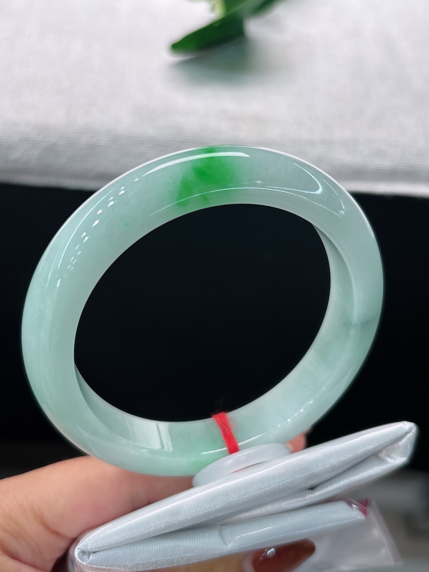 天然翡翠手镯，圈口58/12.3/9.4，正圈浅湖柔底，一抹正阳翠俏然落于镯身，莹润清透，鲜活明媚，无裂